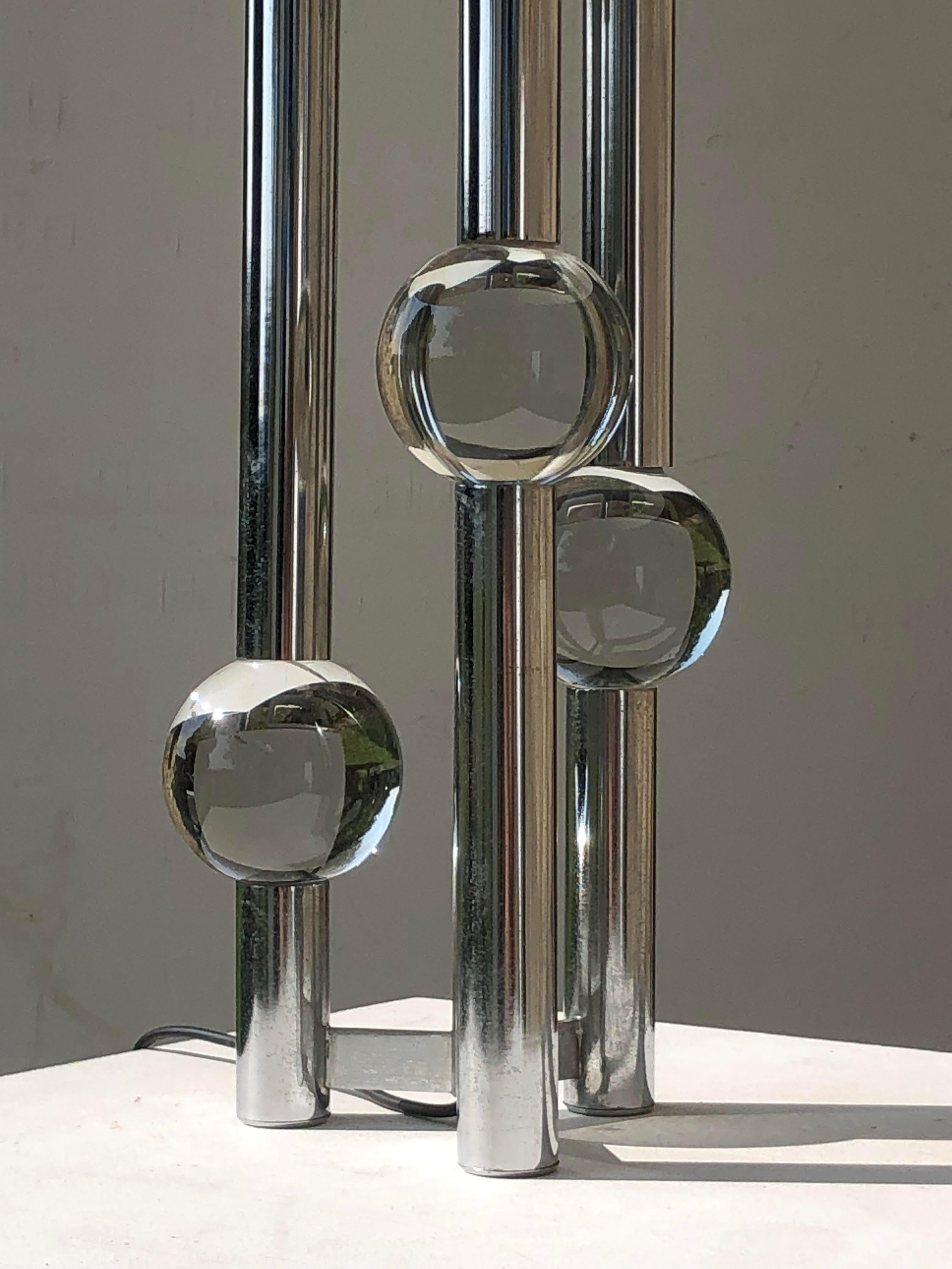 A Luxurious SEVENTIES SPACE-AGE Table LAMP, in MAISON CHARLES Style, France 1970 In Good Condition For Sale In PARIS, FR