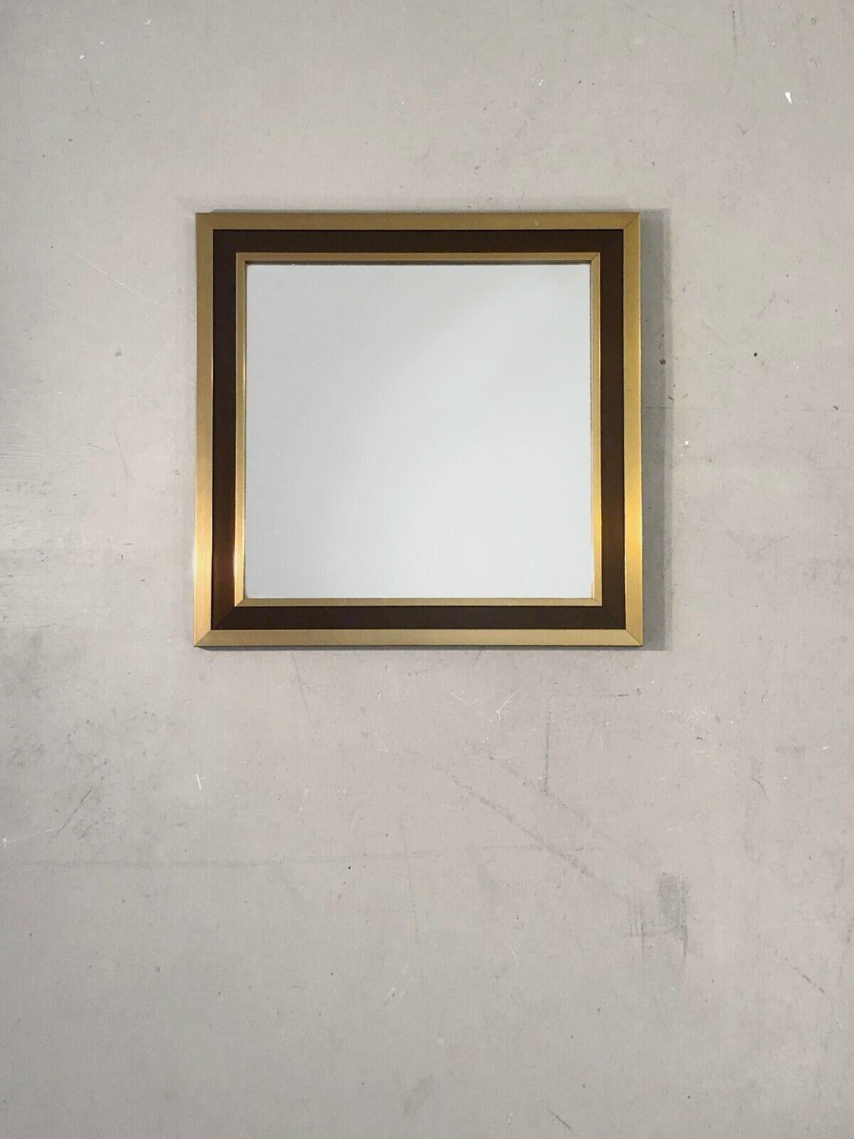 Eleganter kleiner quadratischer Wandspiegel von hervorragender Qualität, postmodernistisch, Memphis, Shabby-Chic, mit quadratischem Rahmen aus goldfarbenem und braunem Metall, lackiert, zuzuordnen, Frankreich 1970.

ABMESSUNGEN: 36,5 x 36,5 x 2