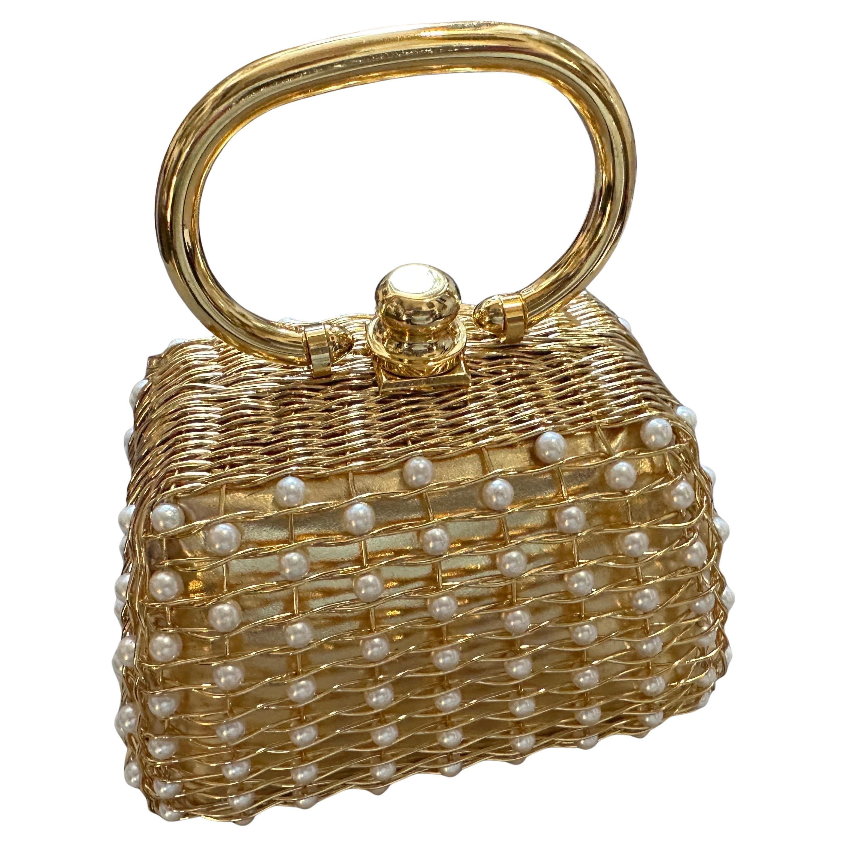 Minaudière exquise en laiton et perles de Rodo des années 1960 avec chaîne de maintien
Entrez dans une ère de glamour inégalé avec cette époustouflante minaudière vintage du célèbre designer italien Rodo. Datant des années 1960, ce sac à main