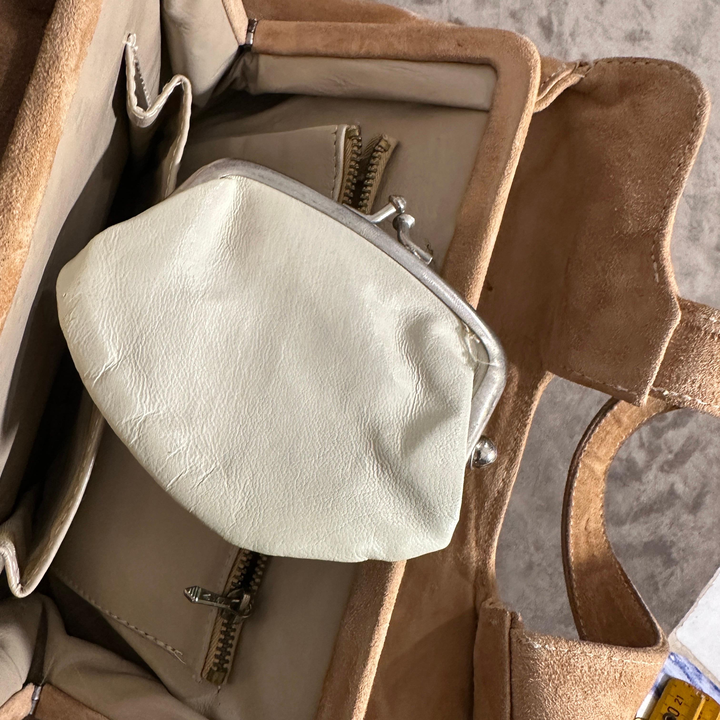 A Luxury 1960s Light Brown Suede leather Italian Hand-bag For Sale 8