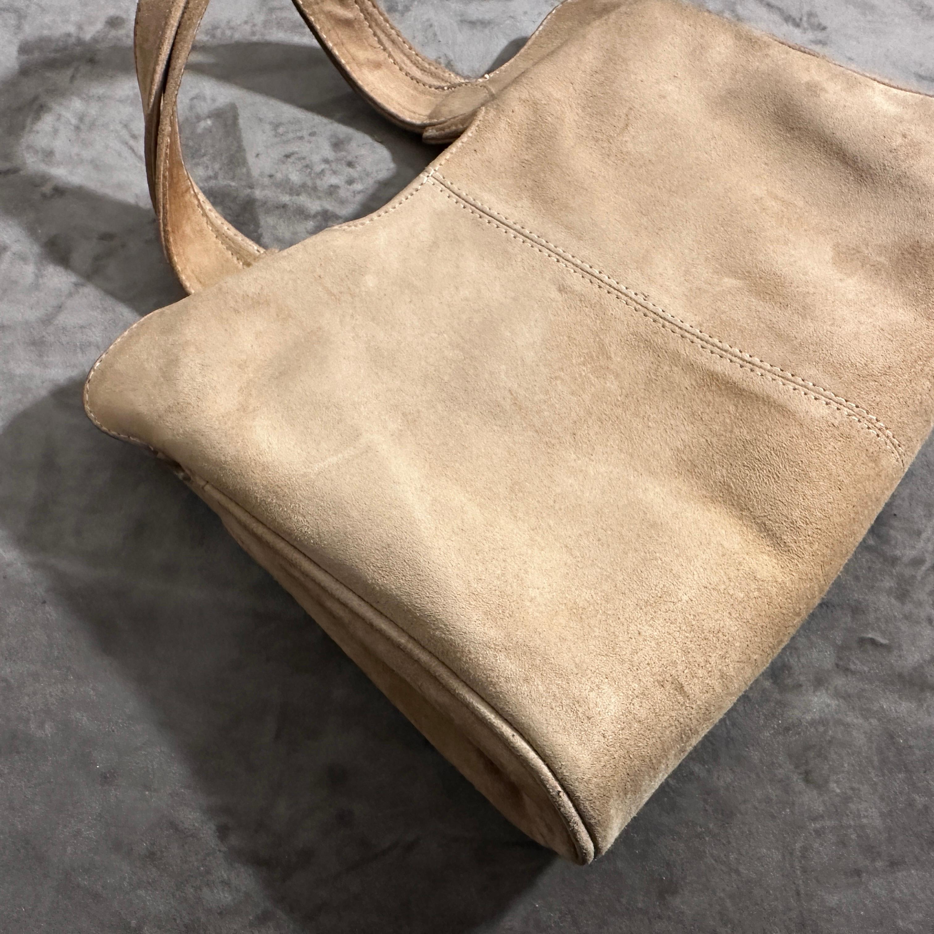 A Luxury 1960s Light Brown Suede leather Italian Hand-bag For Sale 10