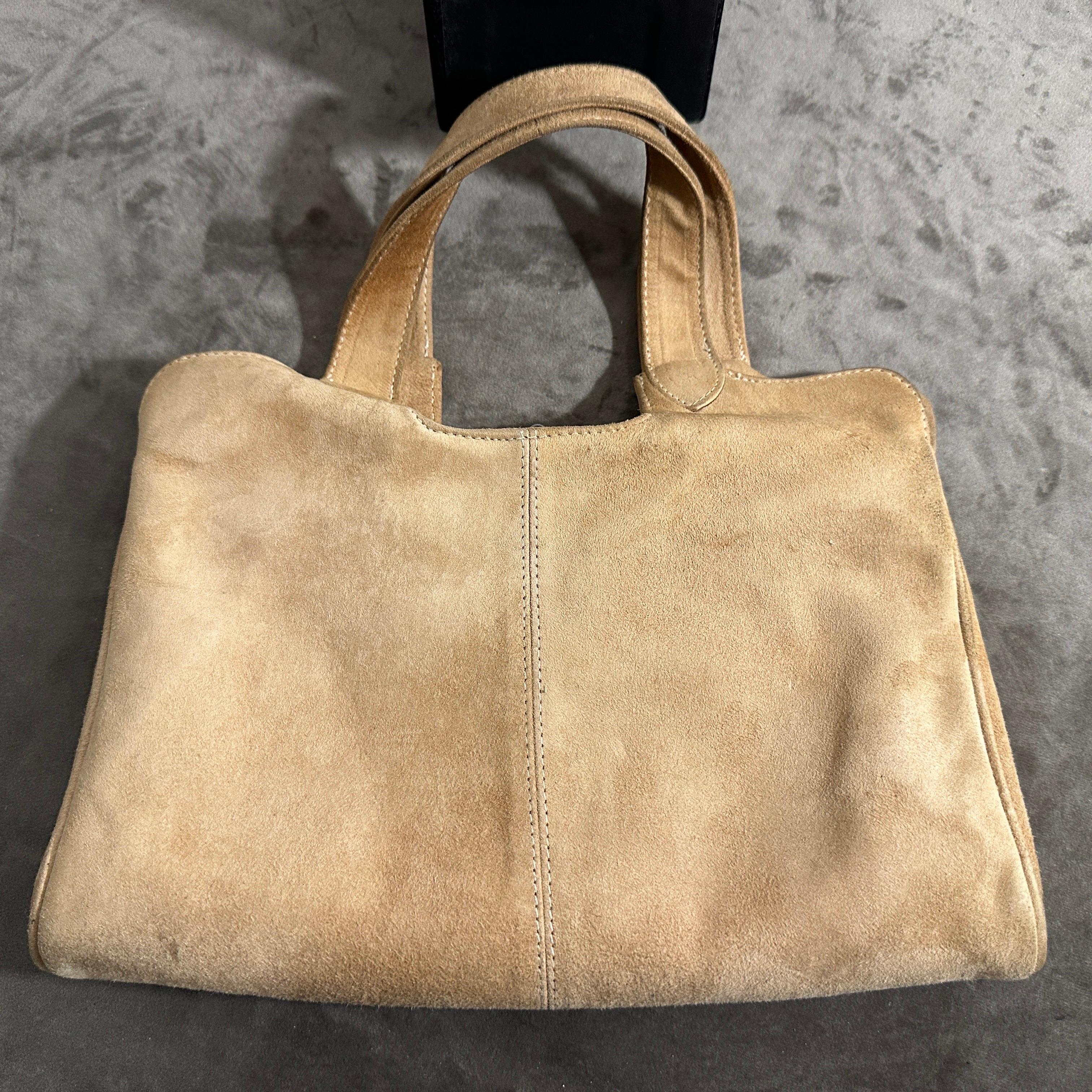 A Luxury 1960s Light Brown Suede leather Italian Hand-bag For Sale 11