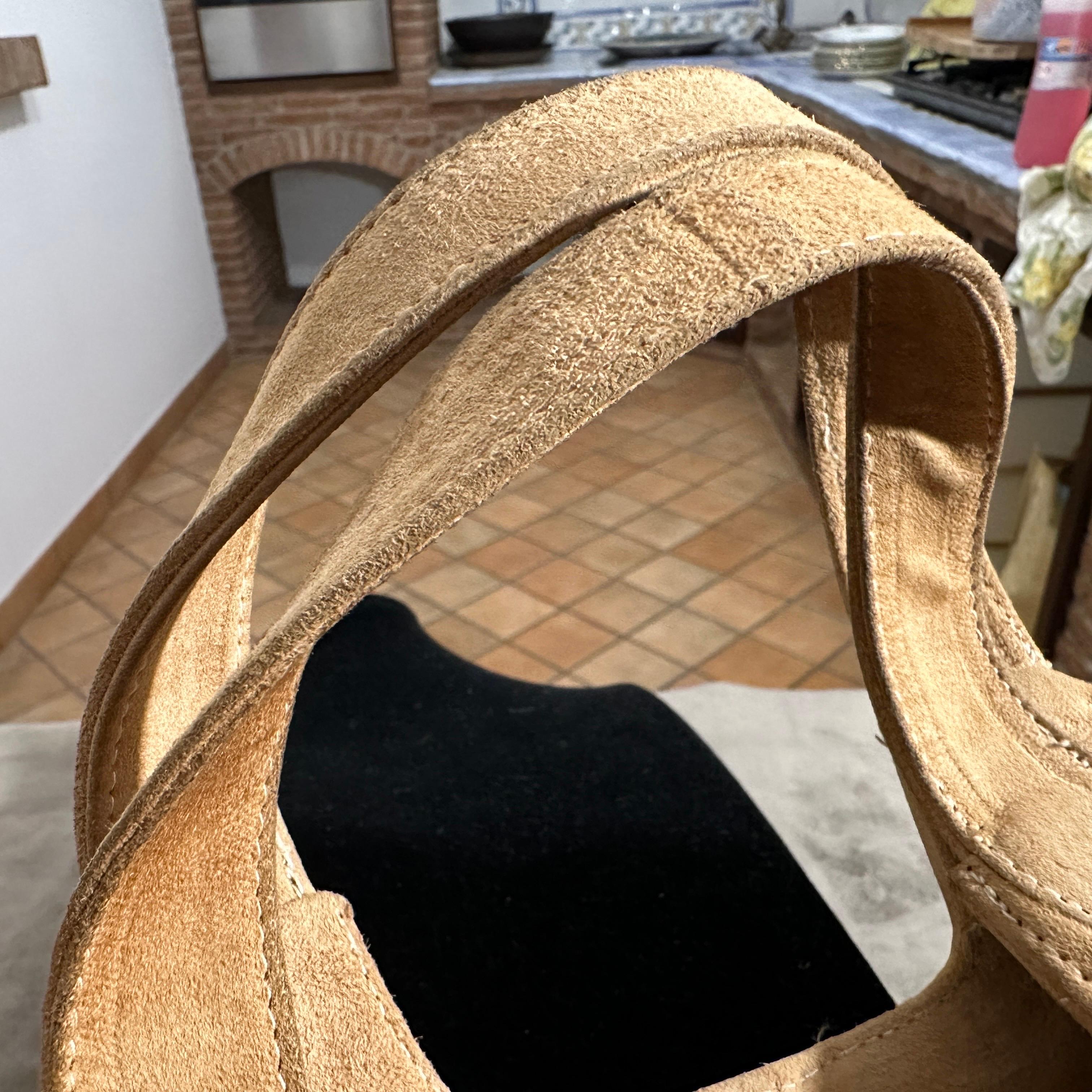 A Luxury 1960s Light Brown Suede leather Italian Hand-bag For Sale 13