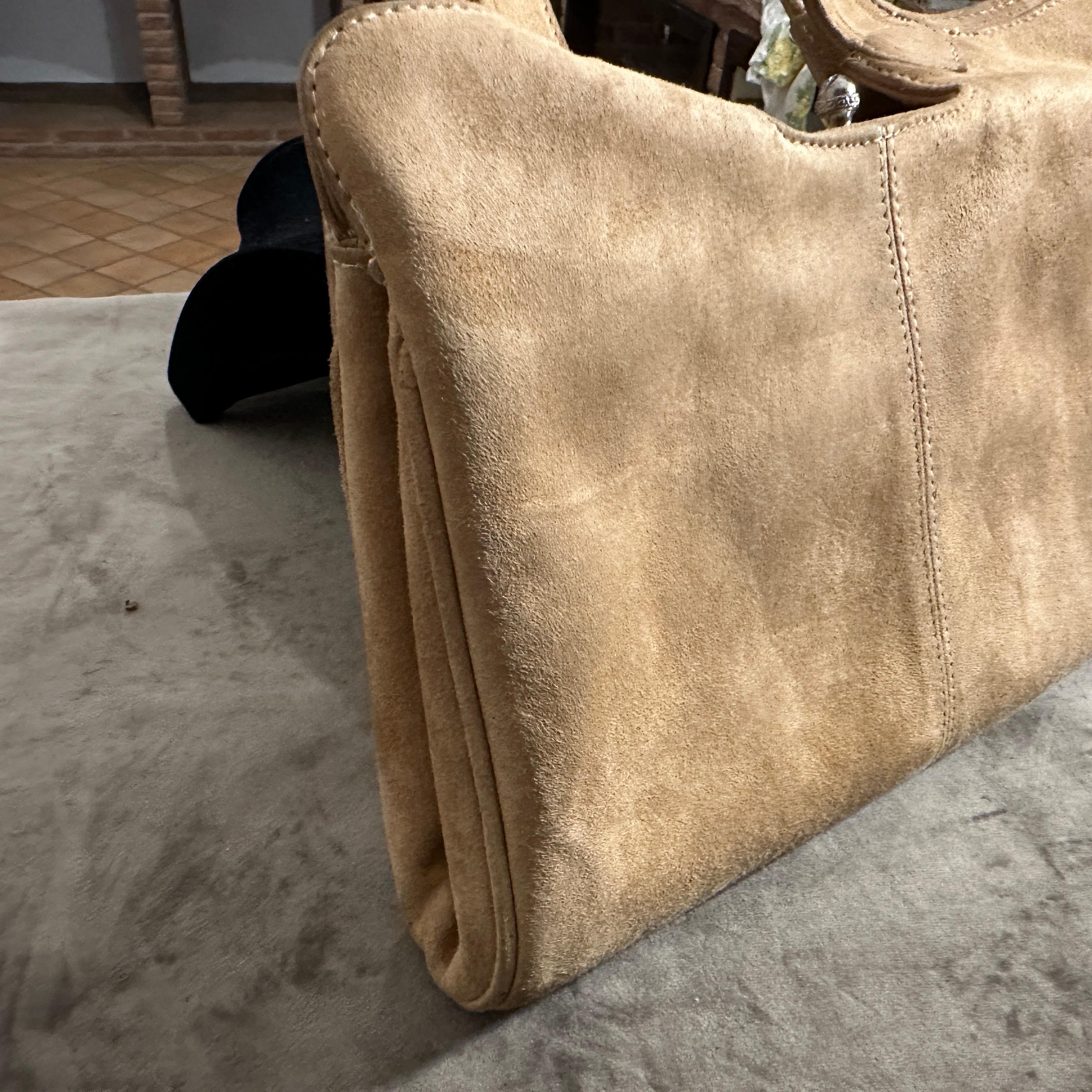 A Luxury 1960s Light Brown Suede leather Italian Hand-bag For Sale 14