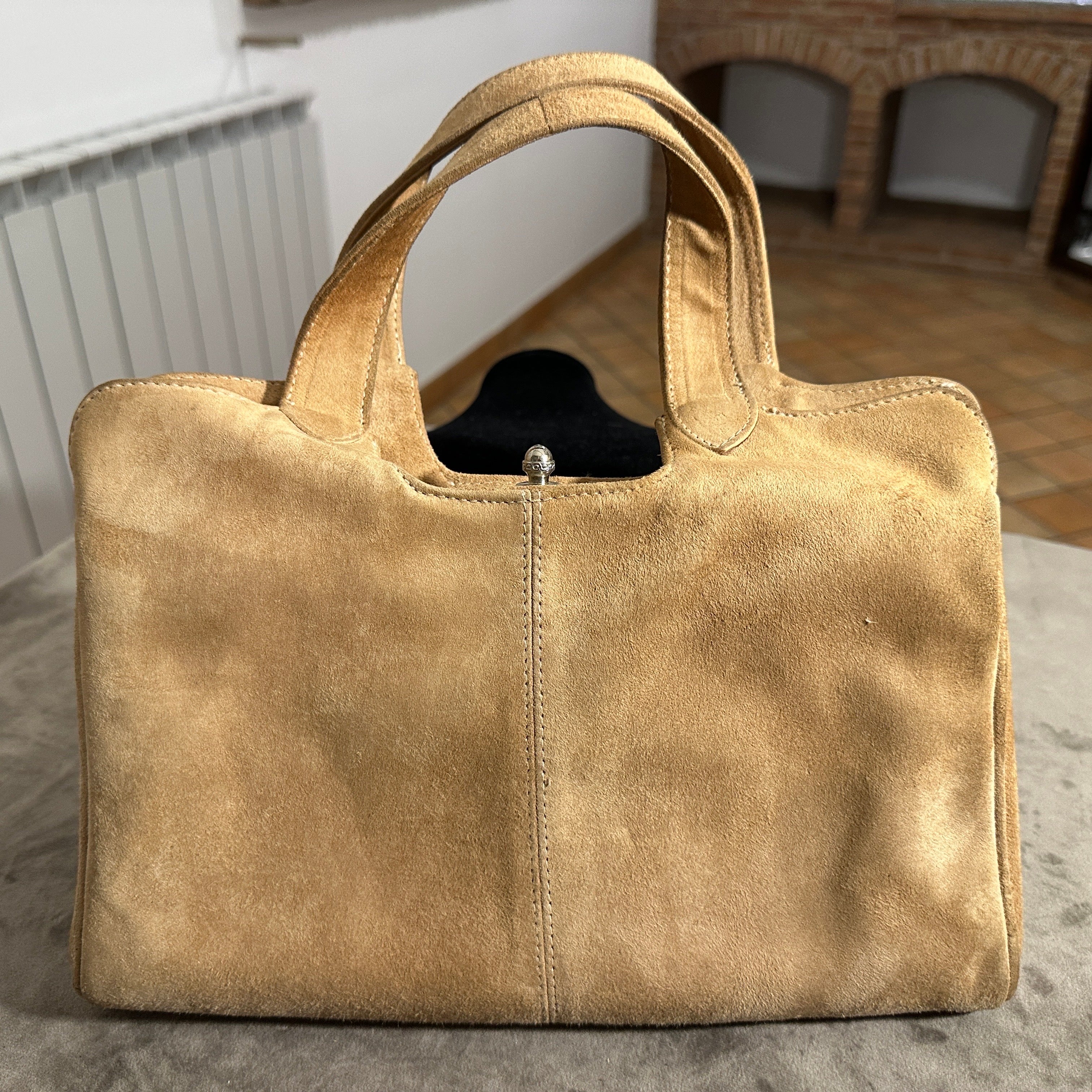 Embrace timeless sophistication with this charming 1960s vintage handbag, exquisitely crafted in Italy which captures the refined aesthetic of the era, perfect for the discerning individual who appreciates classic design and quality