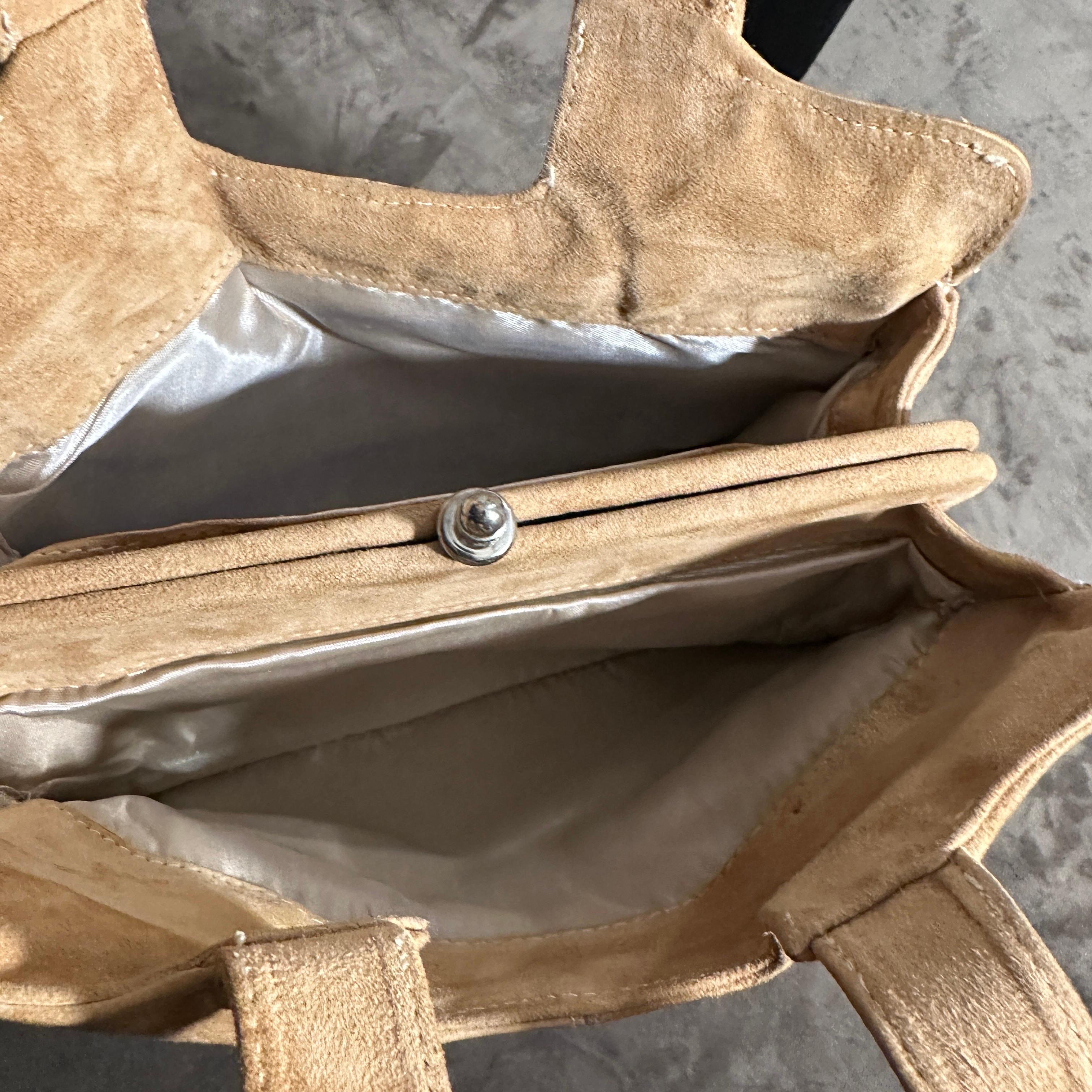 A Luxury 1960s Light Brown Suede leather Italian Hand-bag For Sale 5