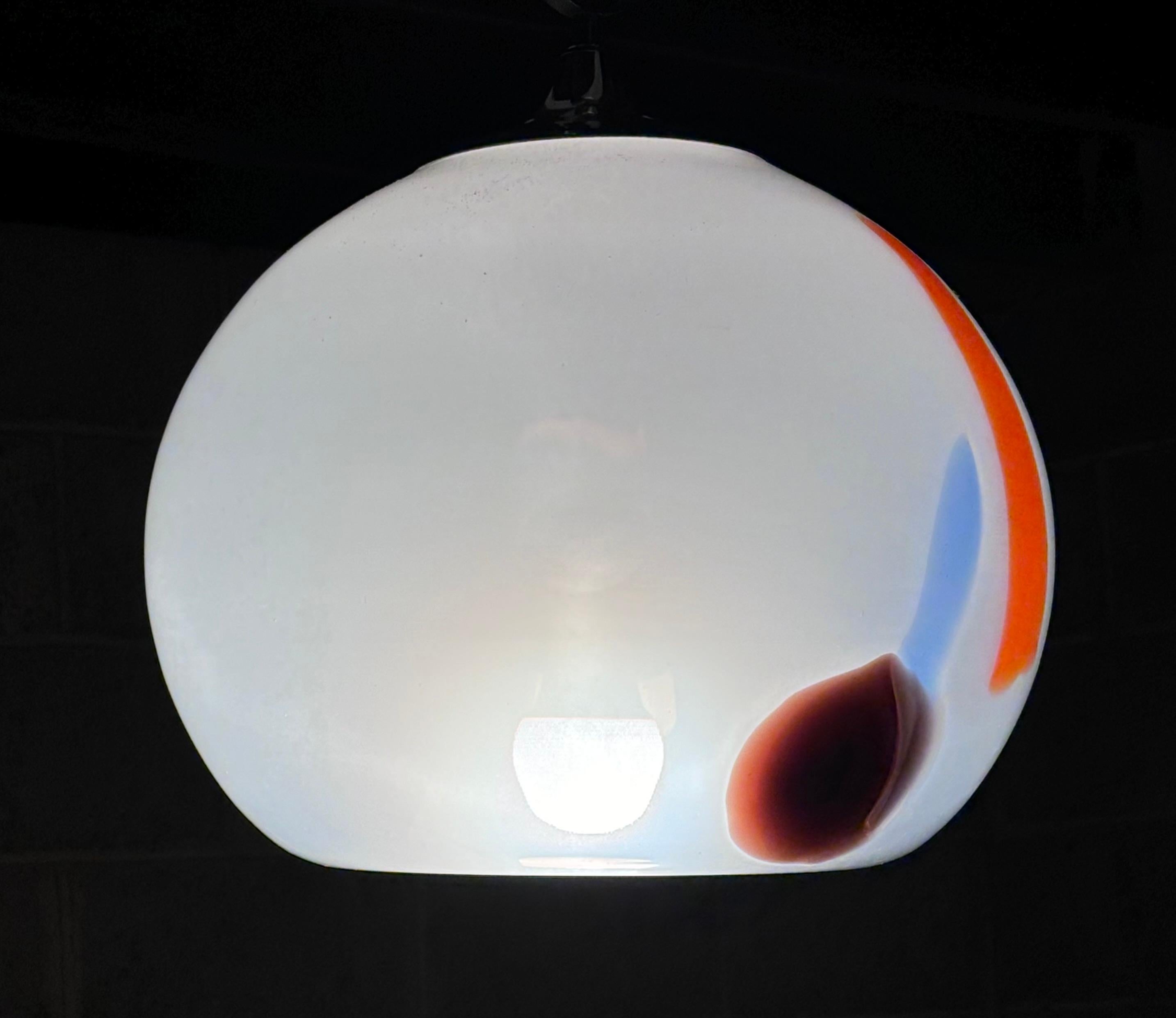 Magnifique suspension de Murano attribuée à Carlo Nason pour Murano. Le corps de la lampe à double paroi est rehaussé d'éclats de couleur selon la technique 