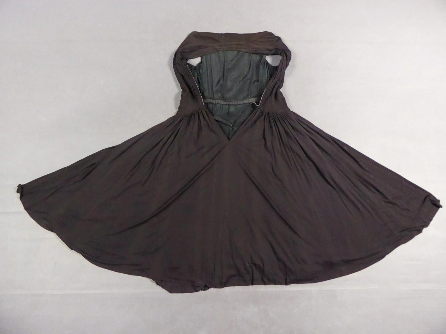 Noir Robe de cocktail Madame Grès en jersey de soie plissé numérotée 63926 Circa 1950