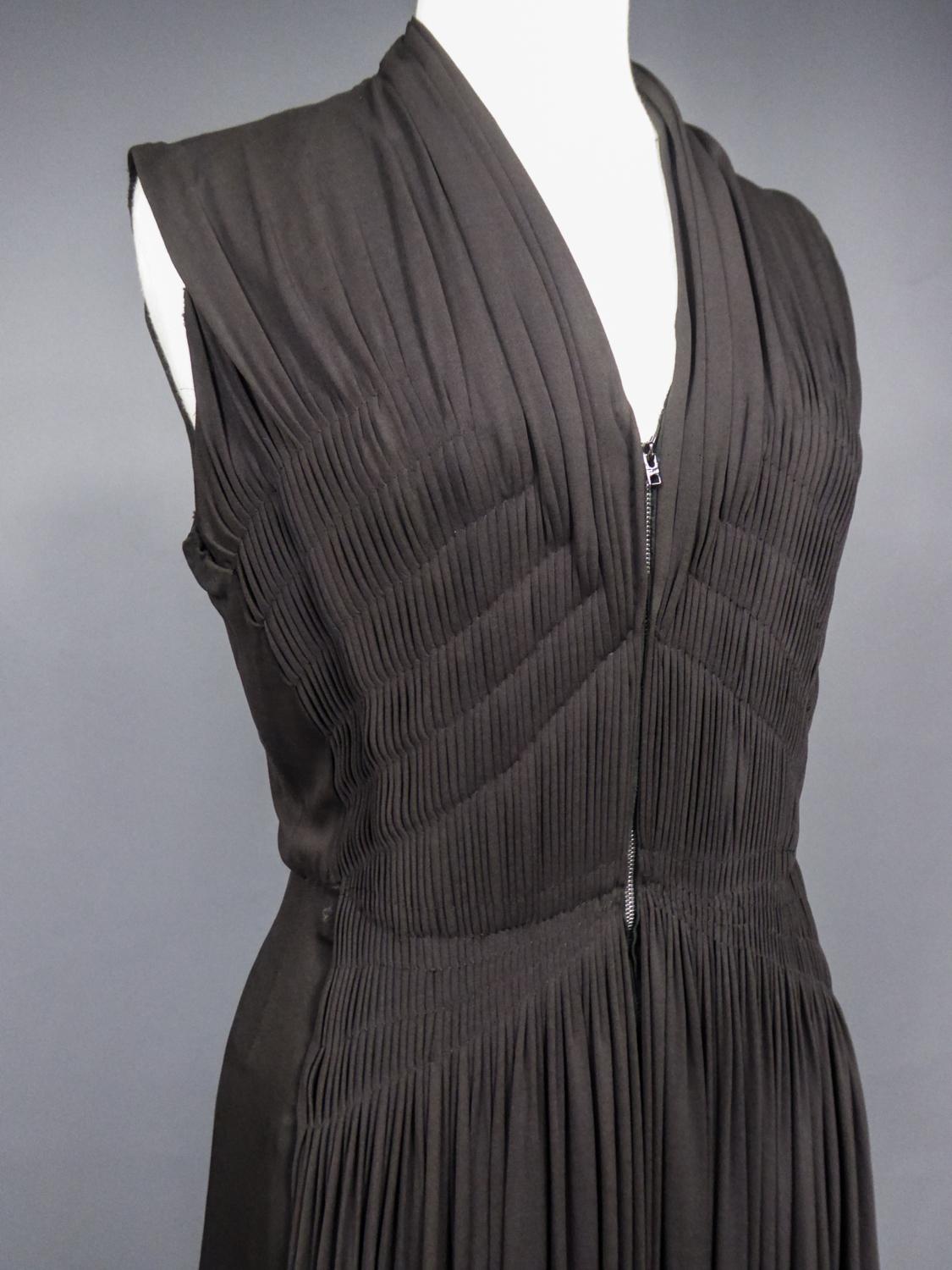Robe de cocktail Madame Grès en jersey de soie plissé numérotée 63926 Circa 1950 3