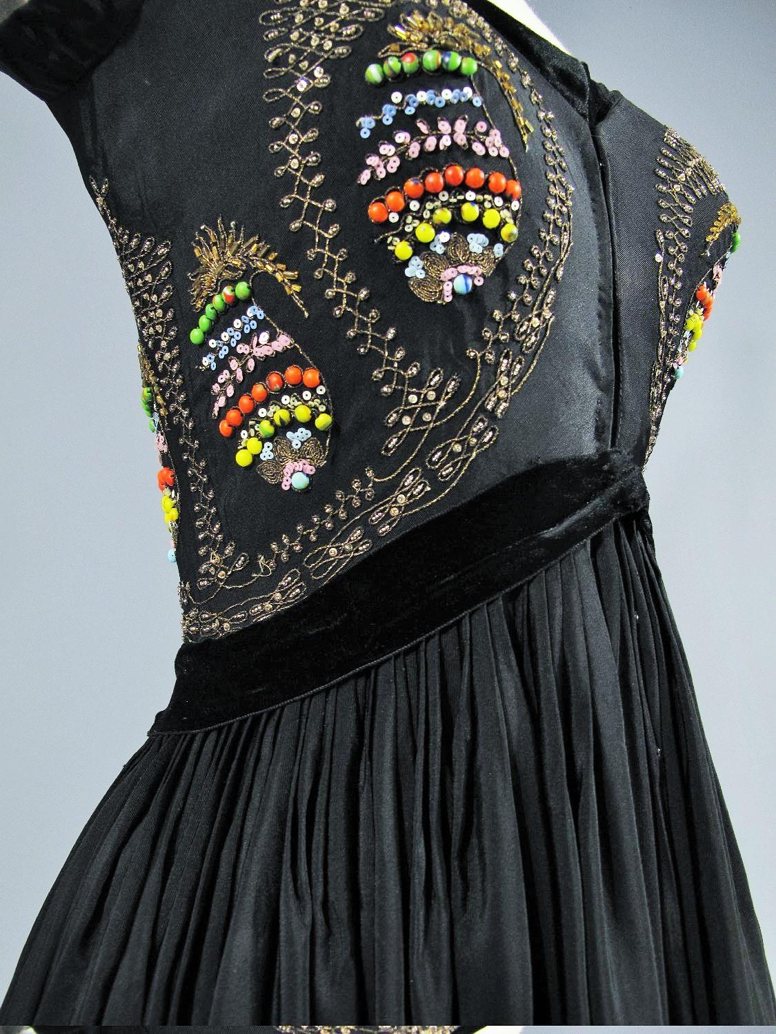 Ein Madame Grès Couture Abendkleid - Herbst Winter 1953 im Angebot 9