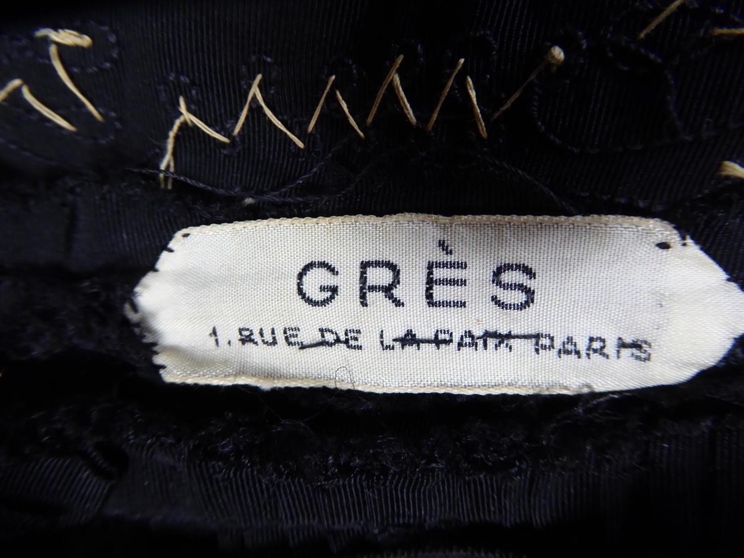 Circa 1953. Frankreich
Kleid Grand Soir aus schwarzer Seidenfaille von Madame Grès Haute Couture, Kollektion 1953 (ähnliches Kleid, Titelblatt von 