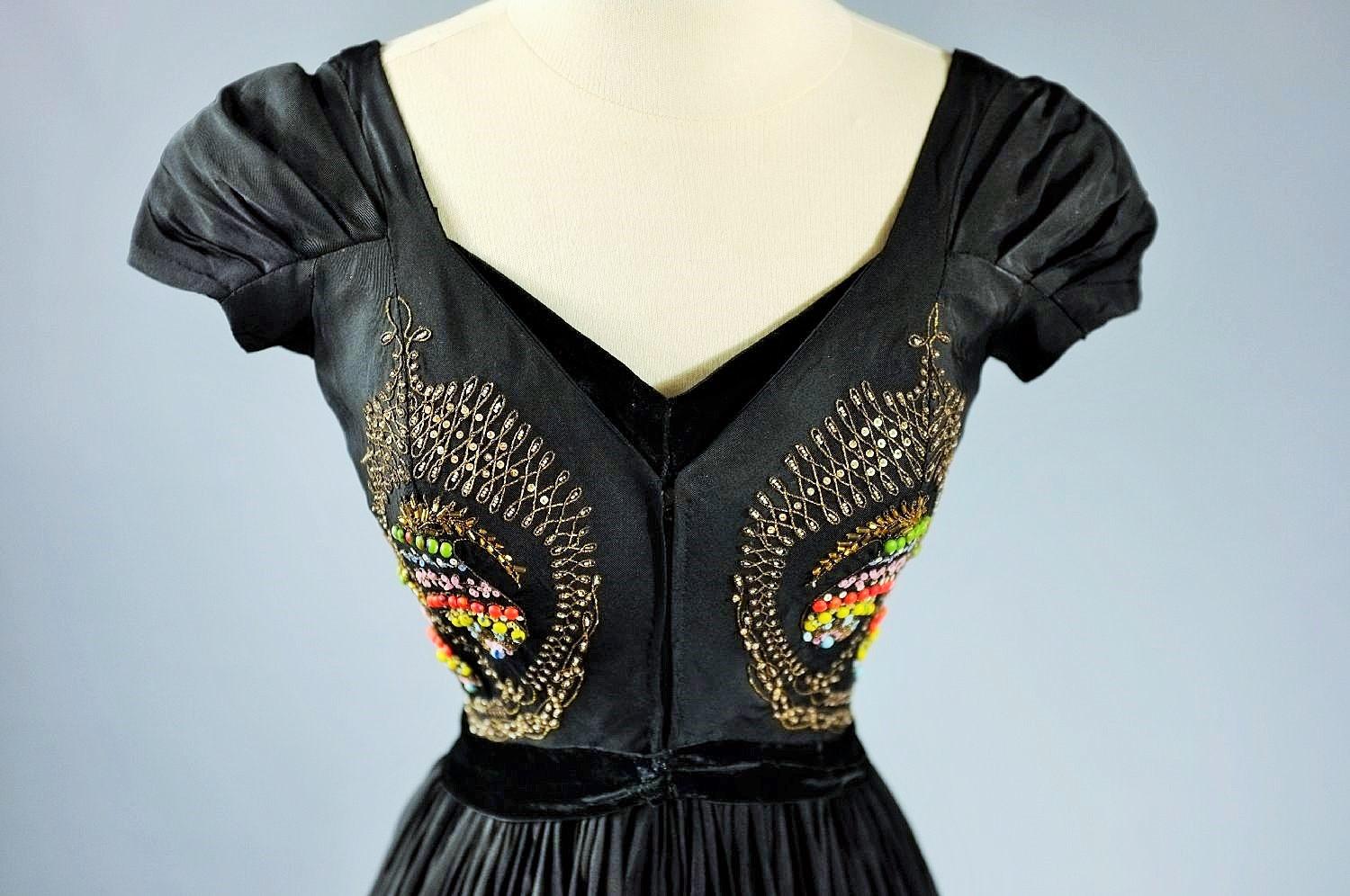 A Madame Grès Couture Evening Dress - Autumn Winter 1953 In Good Condition For Sale In Toulon, FR