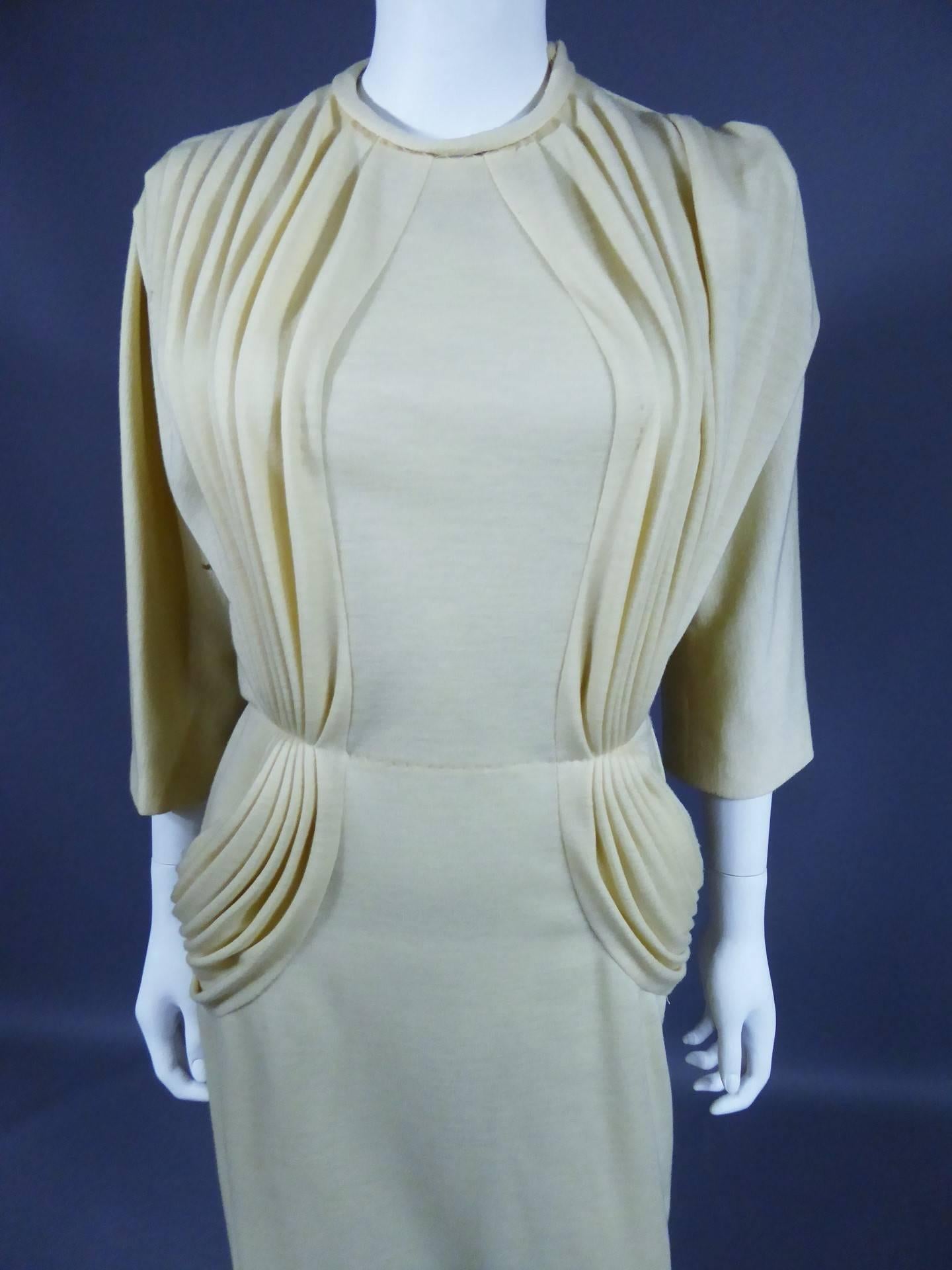 Robe de Couture en laine beige de Madame Grès (attribuée à) - France Circa 1970 en vente 1