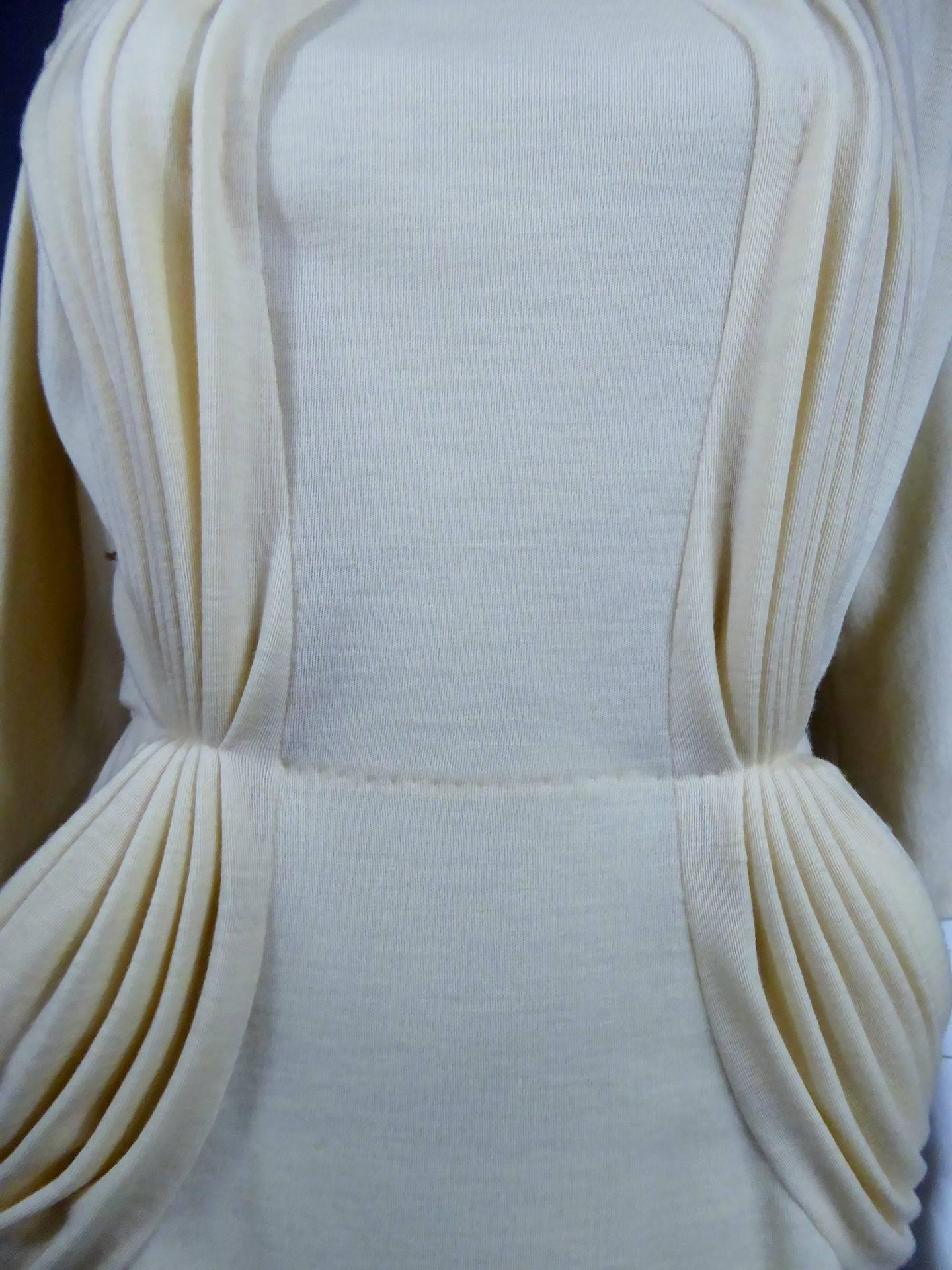 Robe de Couture en laine beige de Madame Grès (attribuée à) - France Circa 1970 en vente 4