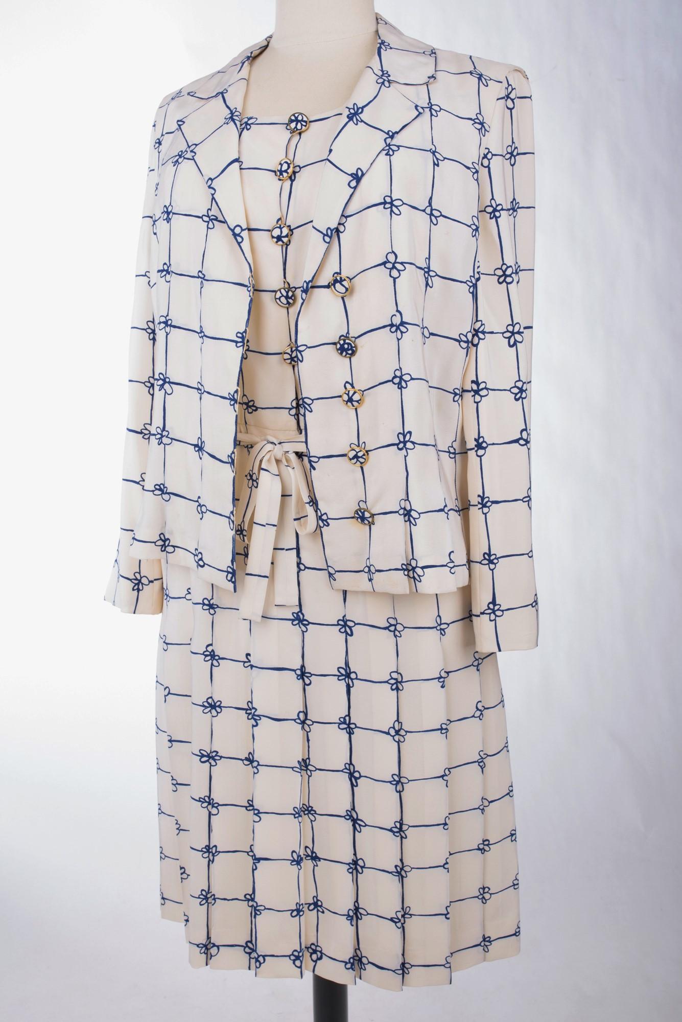 A Mademoiselle Chanel Haute Couture Printed Crepe dress Number 61476 Circa 1960 3