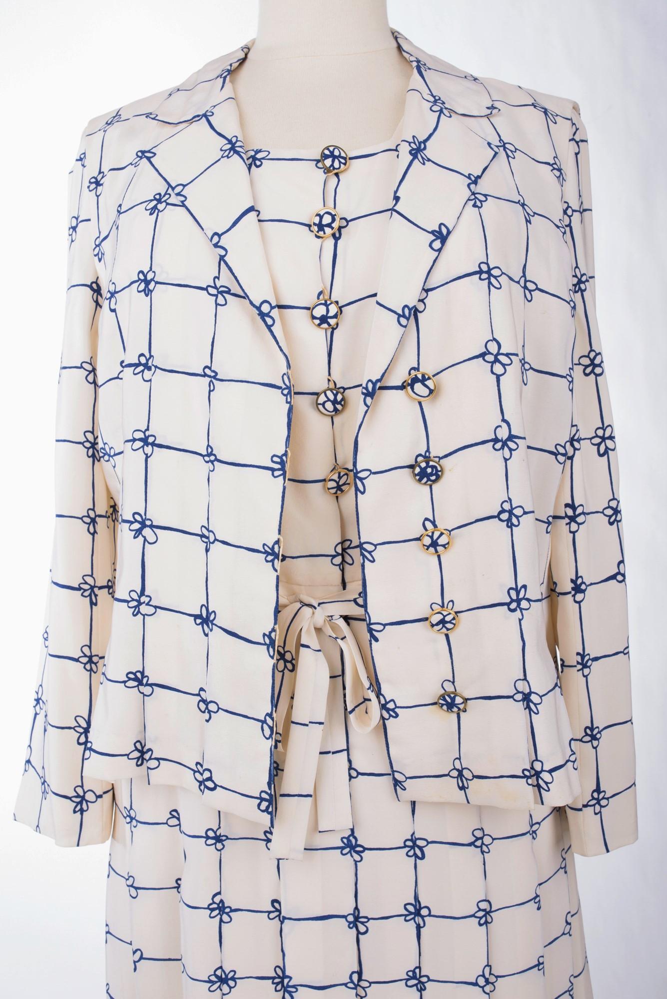 Circa 1960/1965

France

Interesting summer dress and bolero set with tailor effect in printed silk crepe by Gabrielle Chanel Haute Couture numbered 61476 and dating from the 1960s. Ingenious composition with sleeveless bolero jacket with double