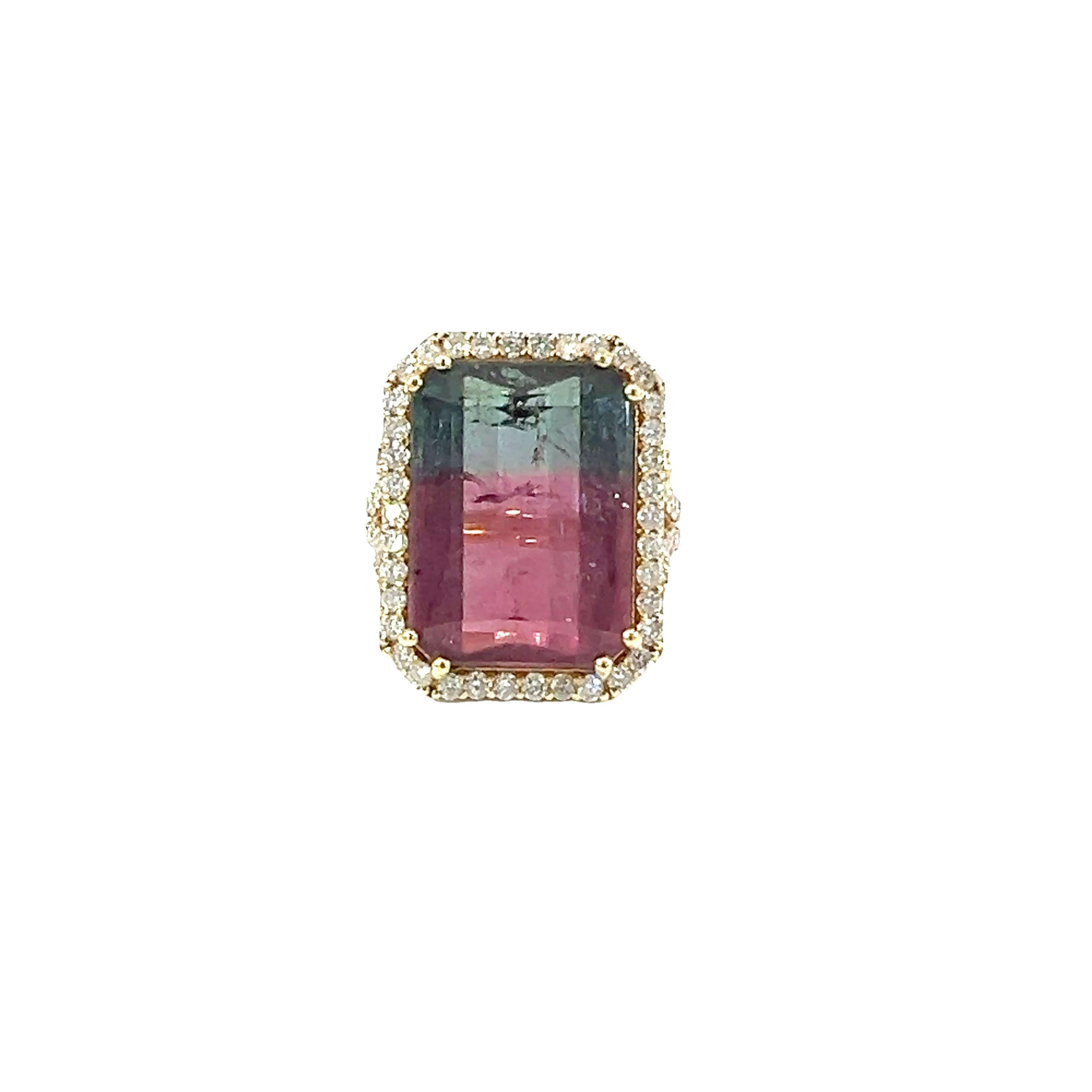 Questo splendido anello da cocktail è circondato da diamanti da 0,95 carati incastonati nell'oro giallo 14Kt e presenta una tormalina naturale taglio smeraldo da 17,16 carati. L'anello presenta un'incantevole incastonatura realizzata a mano.