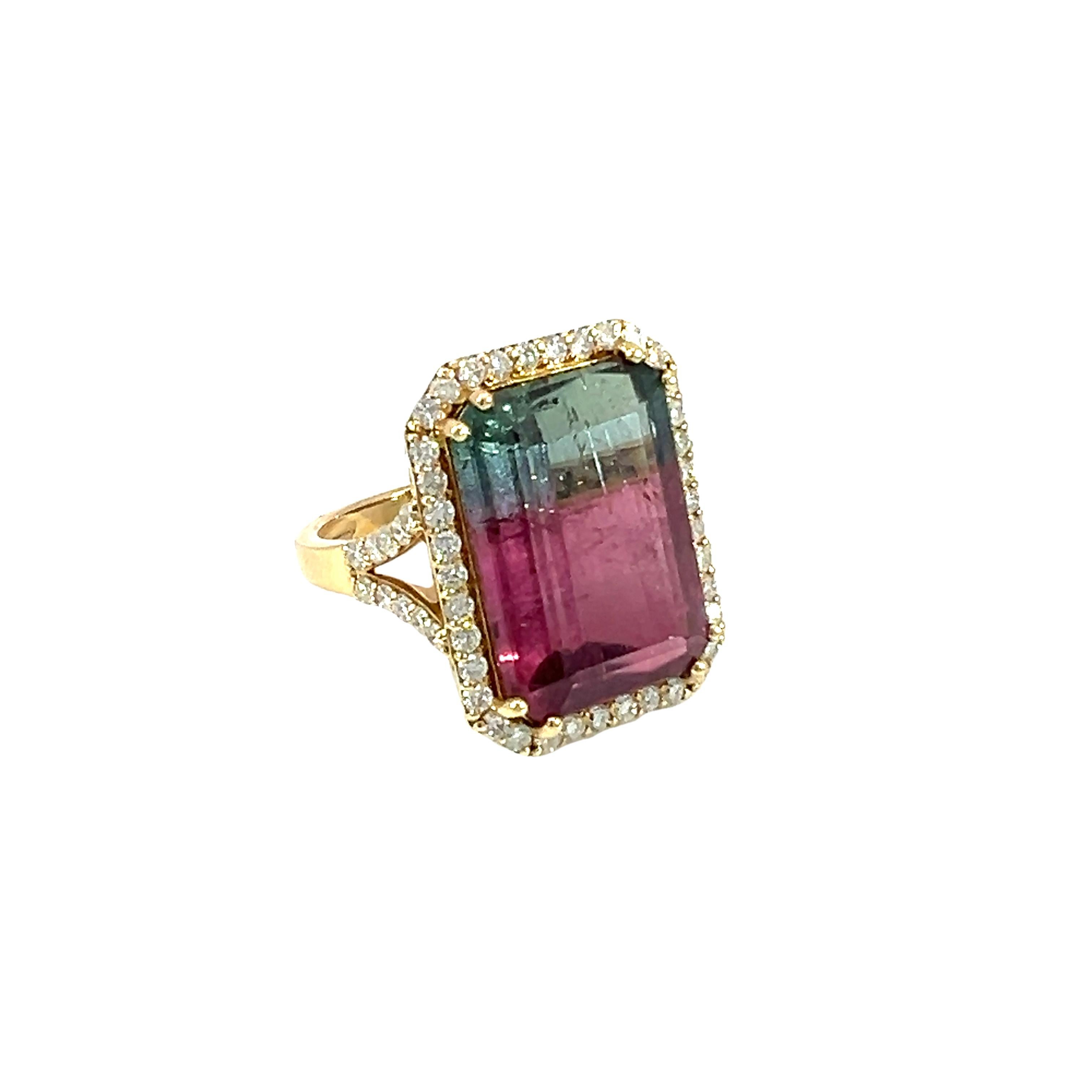 Taglio misto Un magnifico anello con tormalina e diamante in oro 18 carati in vendita