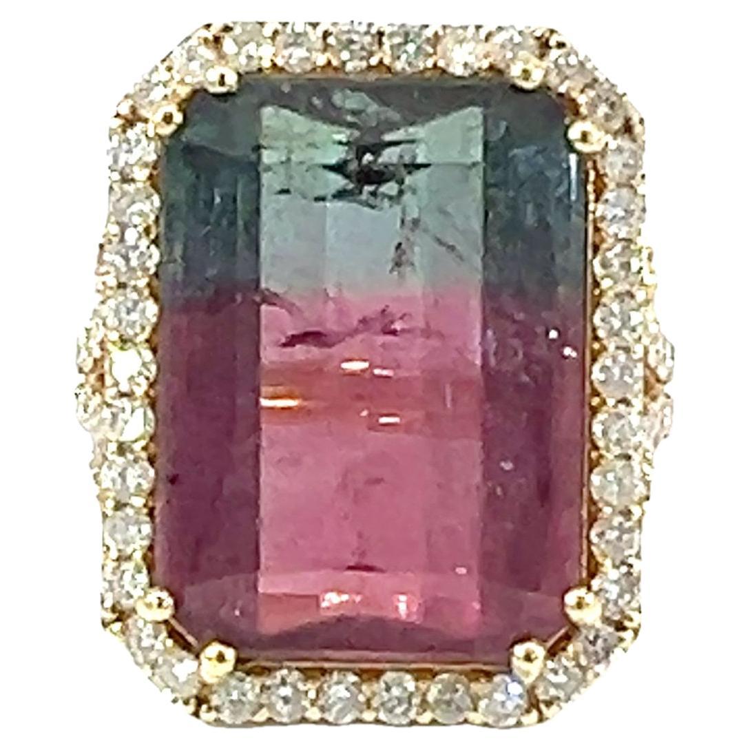 Un magnifico anello con tormalina e diamante in oro 18 carati in vendita