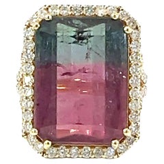 Un magnífico anillo de oro de 18 quilates con turmalina y diamantes