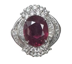 Un magnifico anello di platino con rubino e diamante tailandese da 4,02 carati