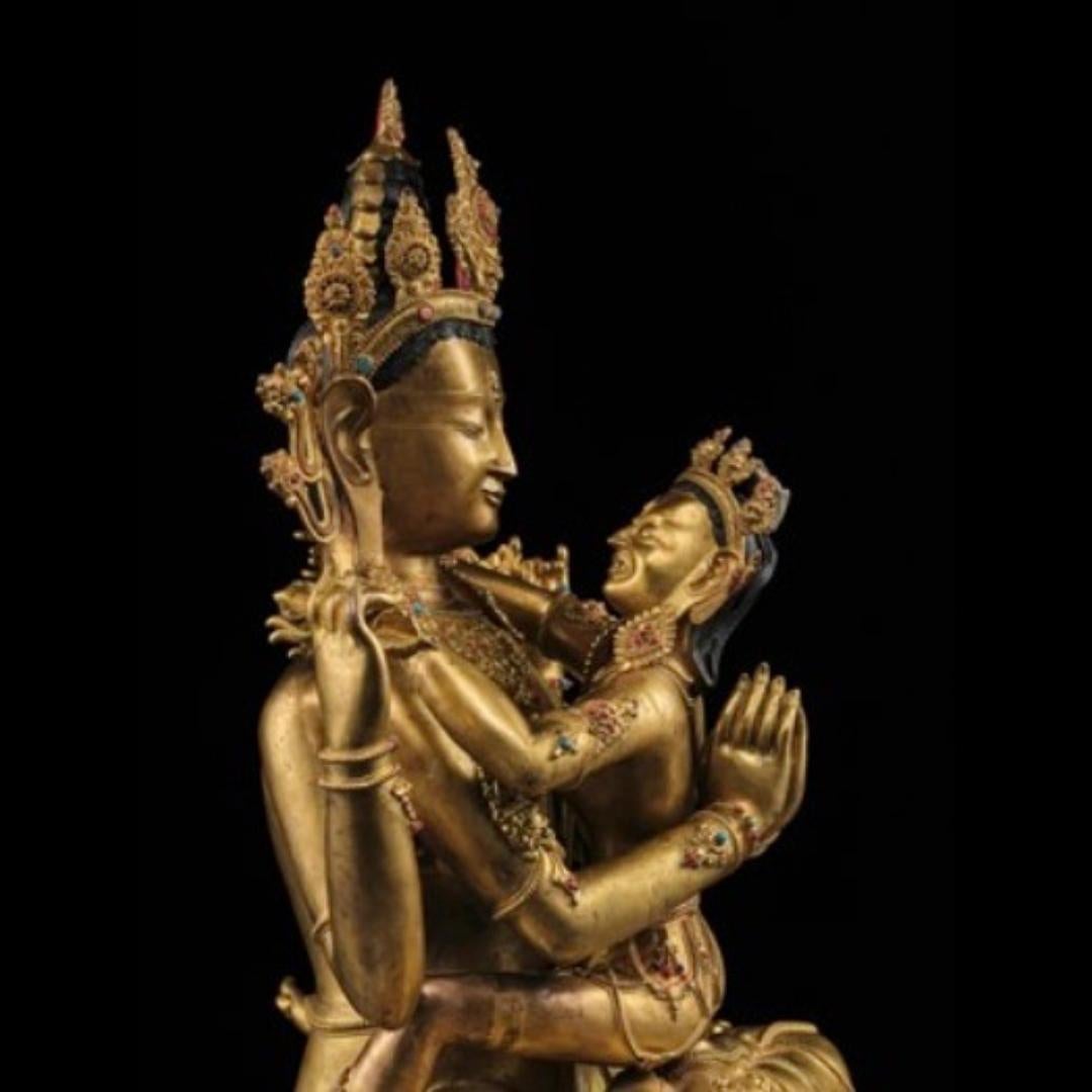 Doré Magnifique et très grande figure en bronze doré de Shadakshari Lokeshvara en vente