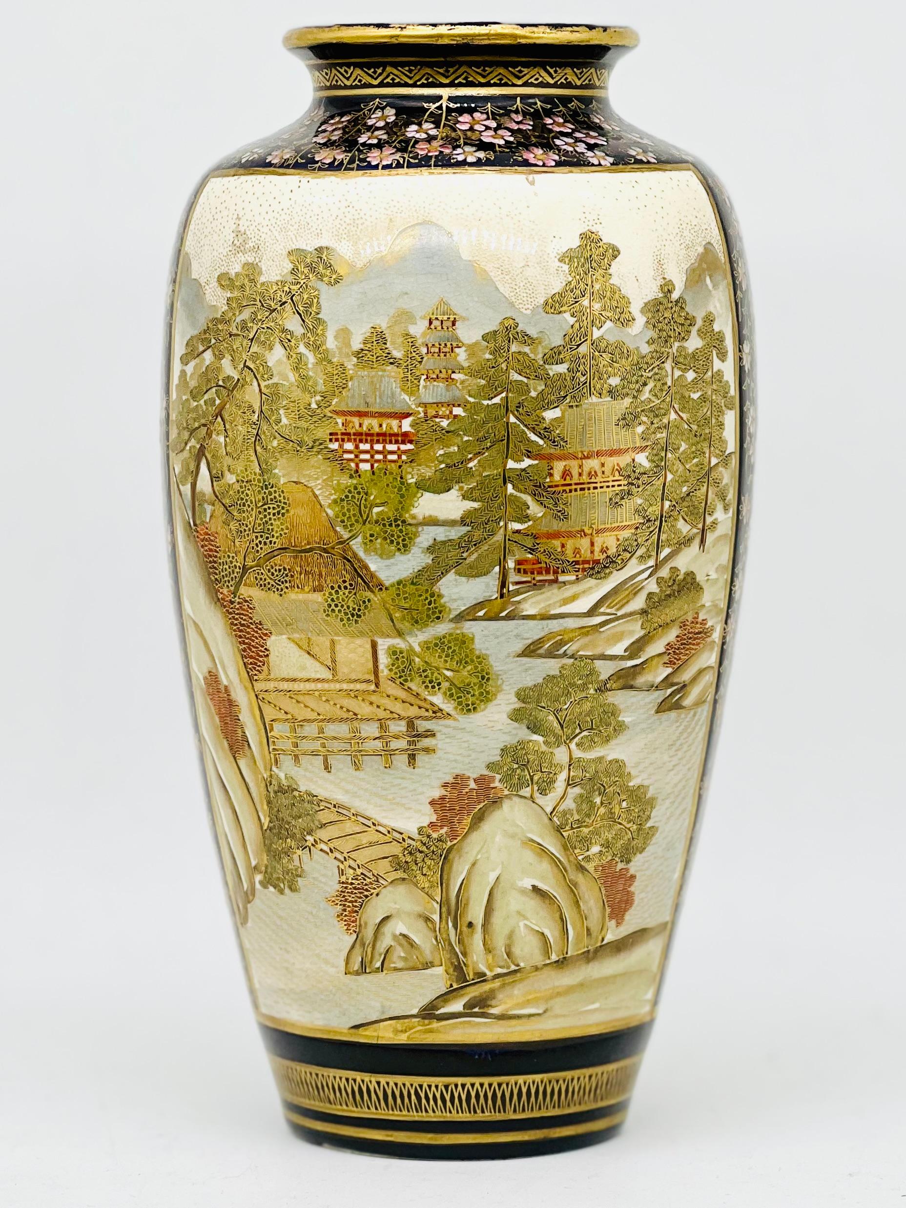 Eine prächtige japanische Satsuma-Vase in schlanker, eiförmiger Form, dekoriert mit einer weitläufigen Landschaft und Hühnern inmitten von Bambusbäumen.

Unterzeichnet von Kinkozan. Meiji-Periode. 

Größe H. 24,5 cm B 12 cm, Durchmesser bis zum