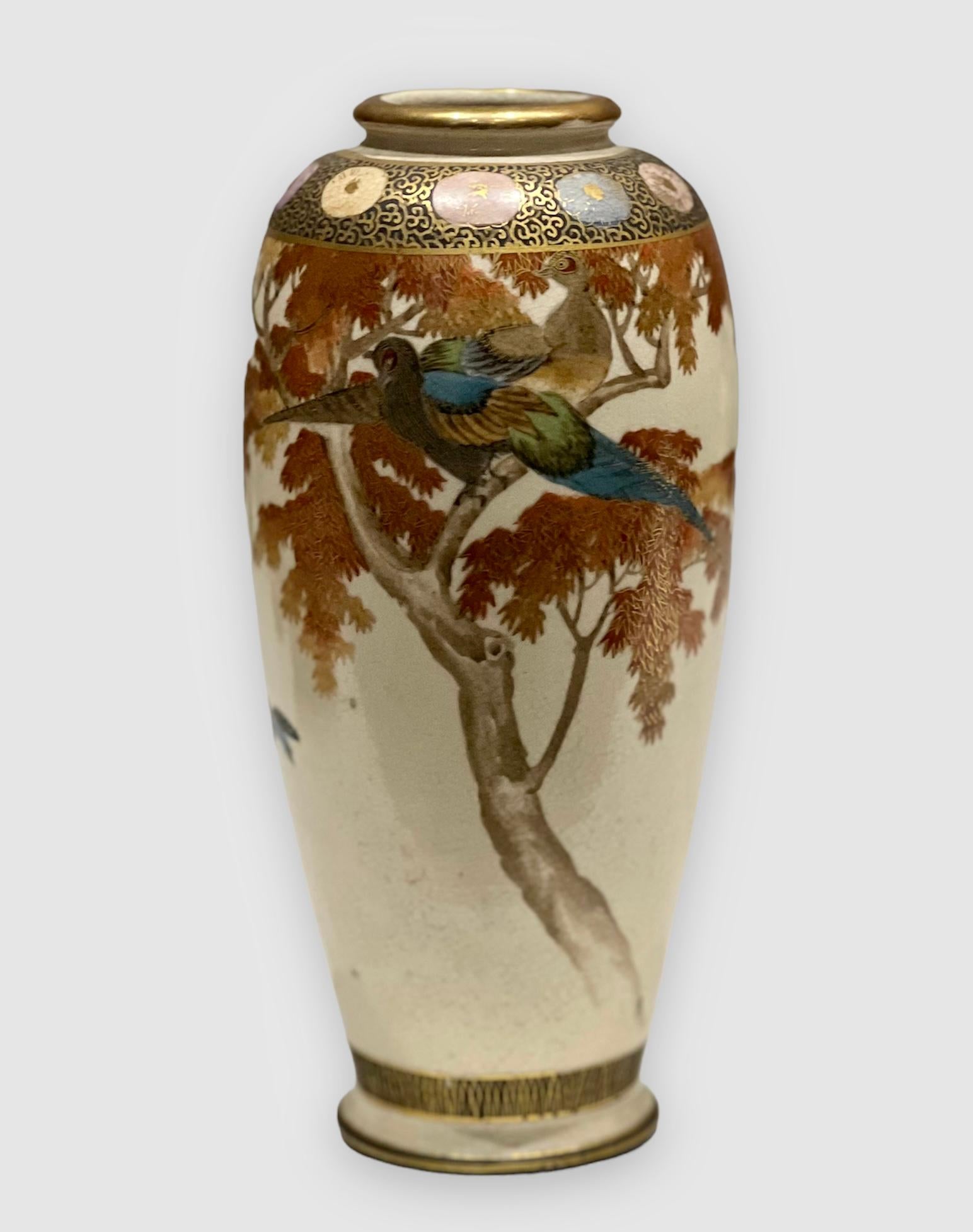 A fine antique Japanese Satsuma vase. 
Meiji period. Signed.



A very nice 19th century Japanese Satsuma ware vase of a relatively slender form with rolled rims. The decoration makes extensive use of gilt lining and pointillism to highlight