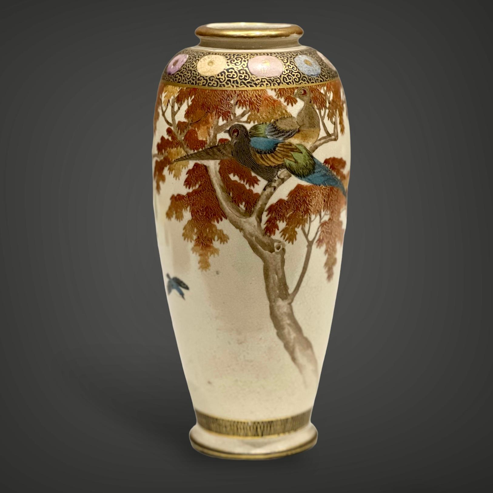Prächtige antike japanische Satsuma-Vase, Meiji-Ära, signiert (Japanisch) im Angebot