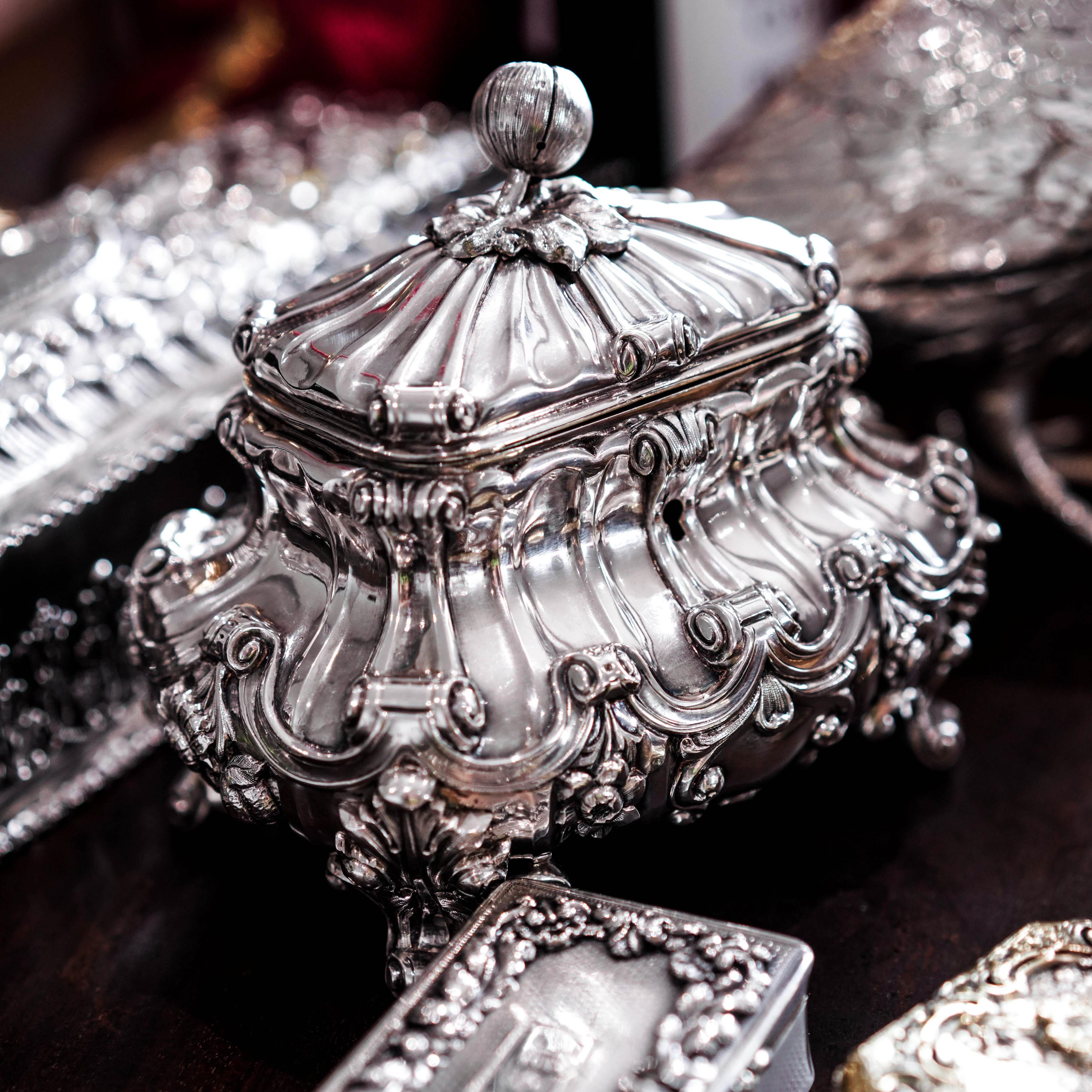 A Magnificent Antique Solid Silver Tea Caddy/Sugar Box Large & Heavy - 19th c. For Sale 14