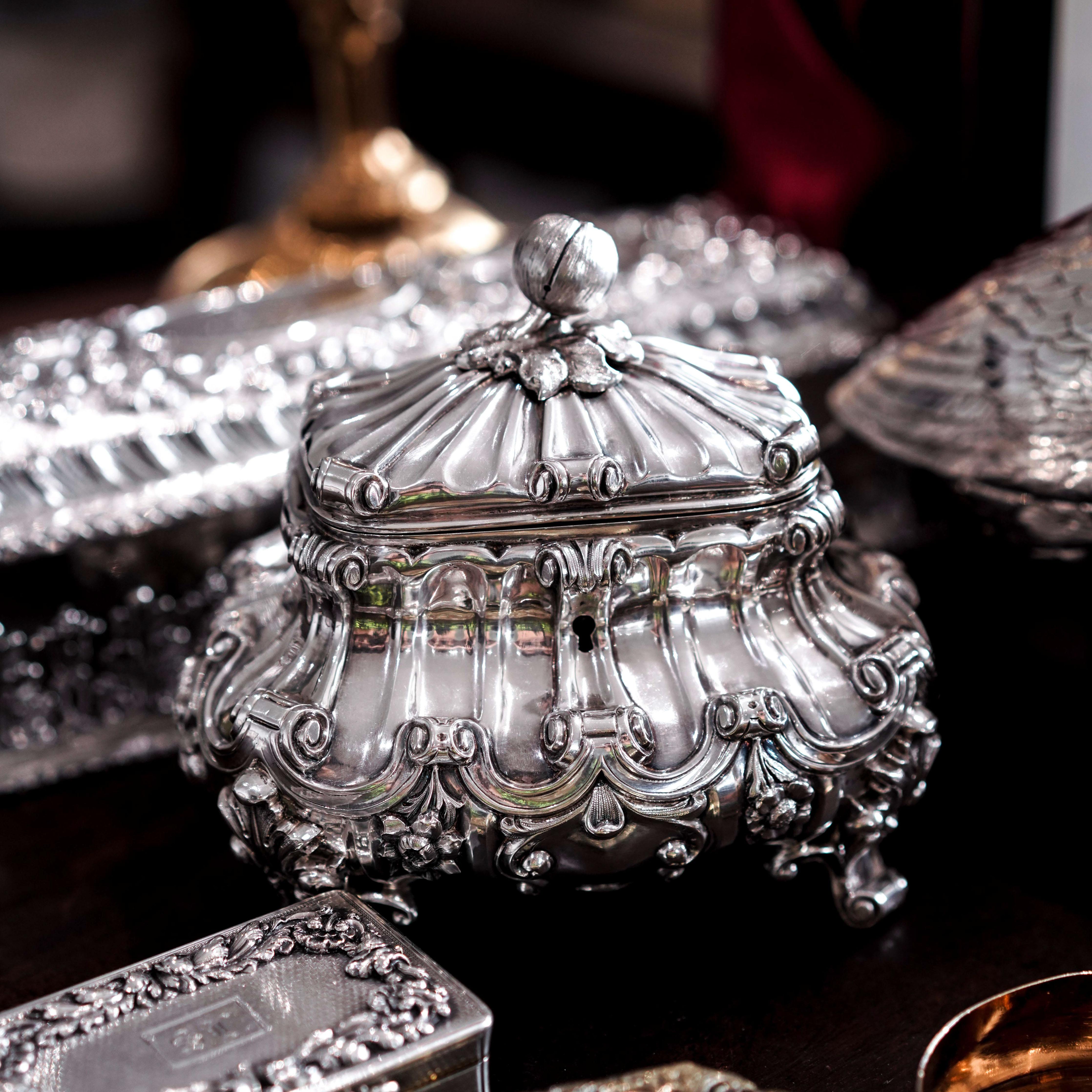 A Magnificent Antique Solid Silver Tea Caddy/Sugar Box Large & Heavy - 19th c. In Good Condition For Sale In London, GB