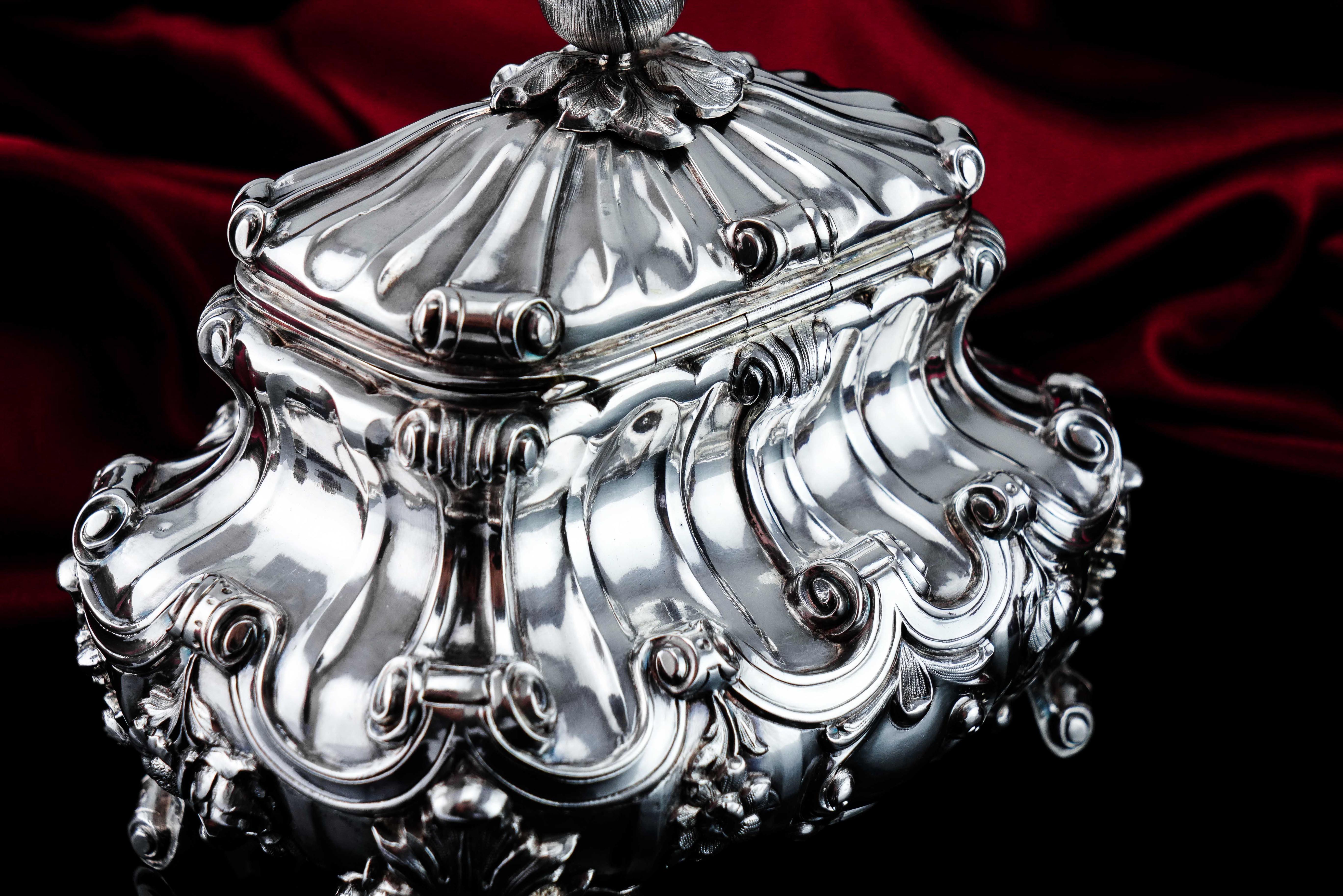19th Century A Magnificent Antique Solid Silver Tea Caddy/Sugar Box Large & Heavy - 19th c. For Sale