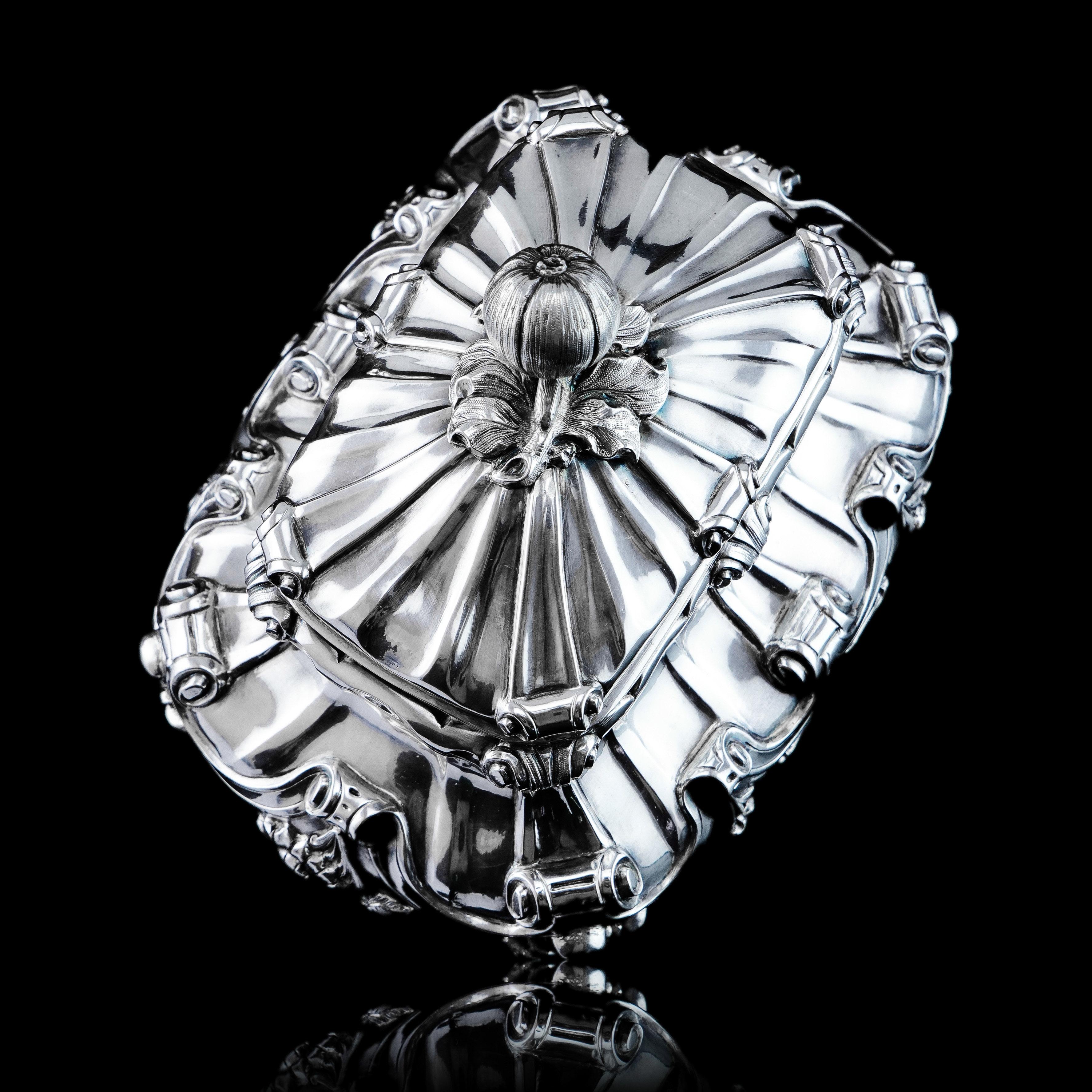 A Magnificent Antique Solid Silver Tea Caddy/Sugar Box Large & Heavy - 19th c. For Sale 1