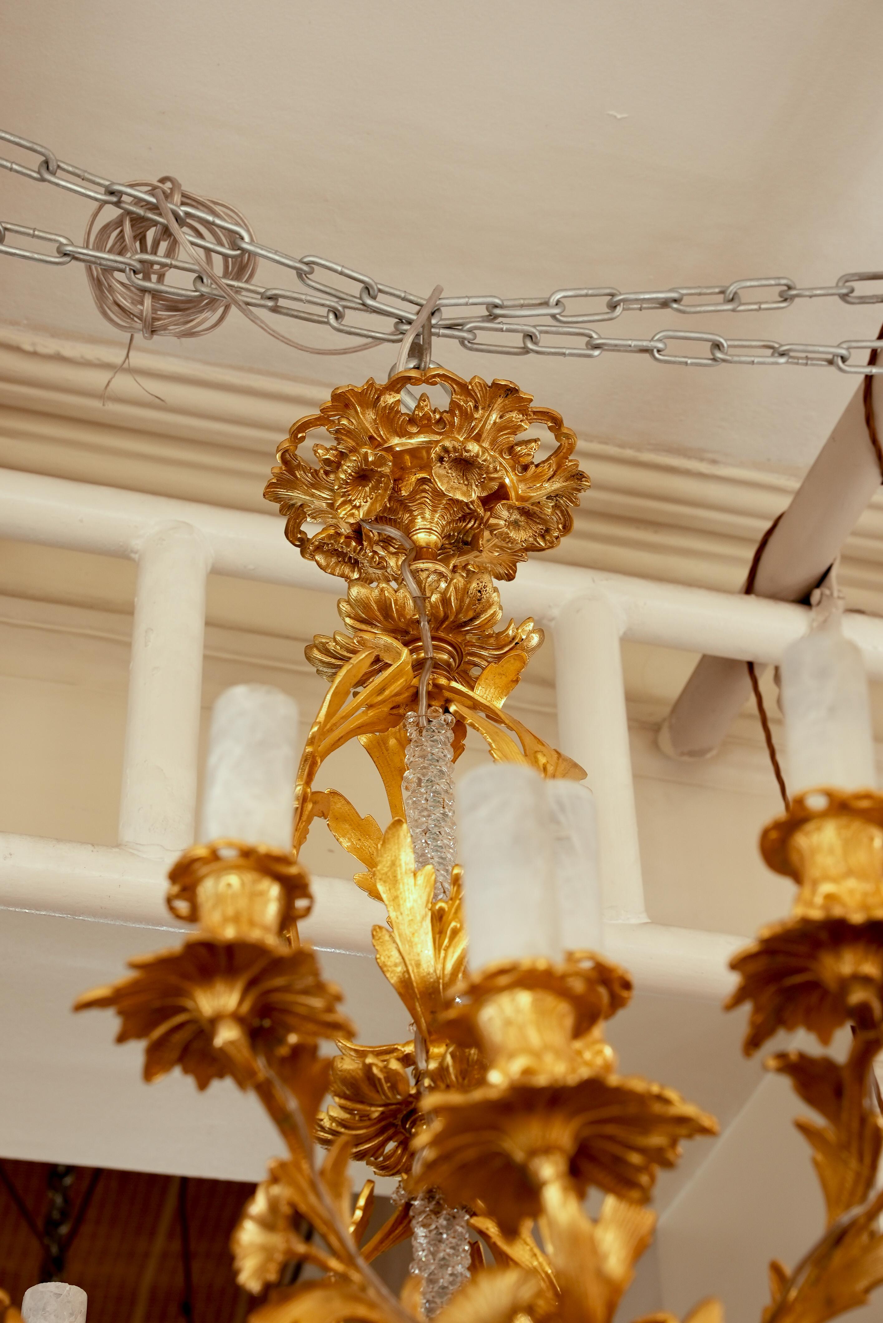 Magnifico lampadario in bronzo dorato French Rococo Con 20 fiamme in vendita 1
