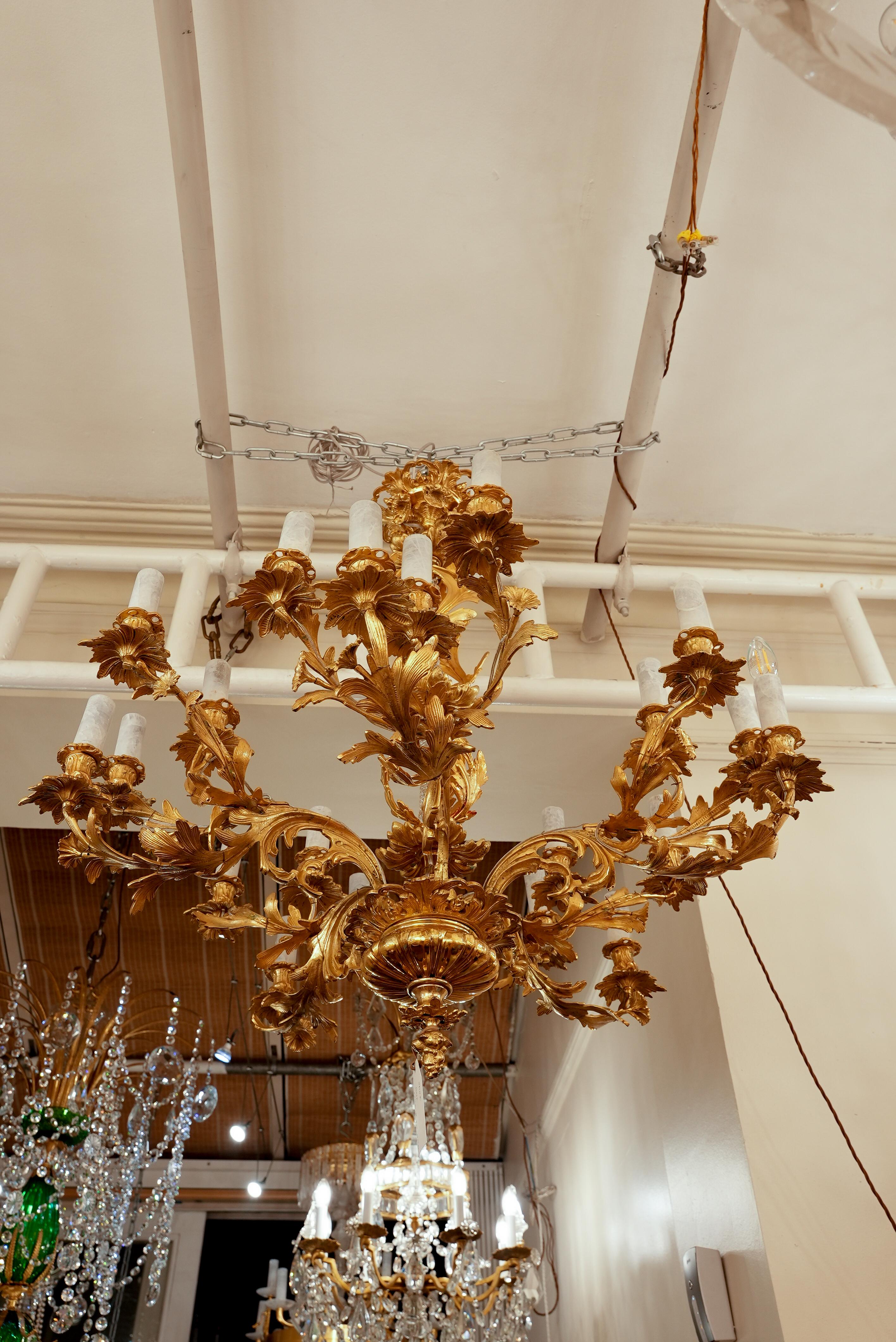 Un magnifico lampadario rococò francese in bronzo dorato con foglie dorate e 5  bassorilievi. Con 20 fiamme su quattro braccia. Completamente ricablato per gli standard UE (possiamo passare agli standard USA gratuitamente). il mio instagram
