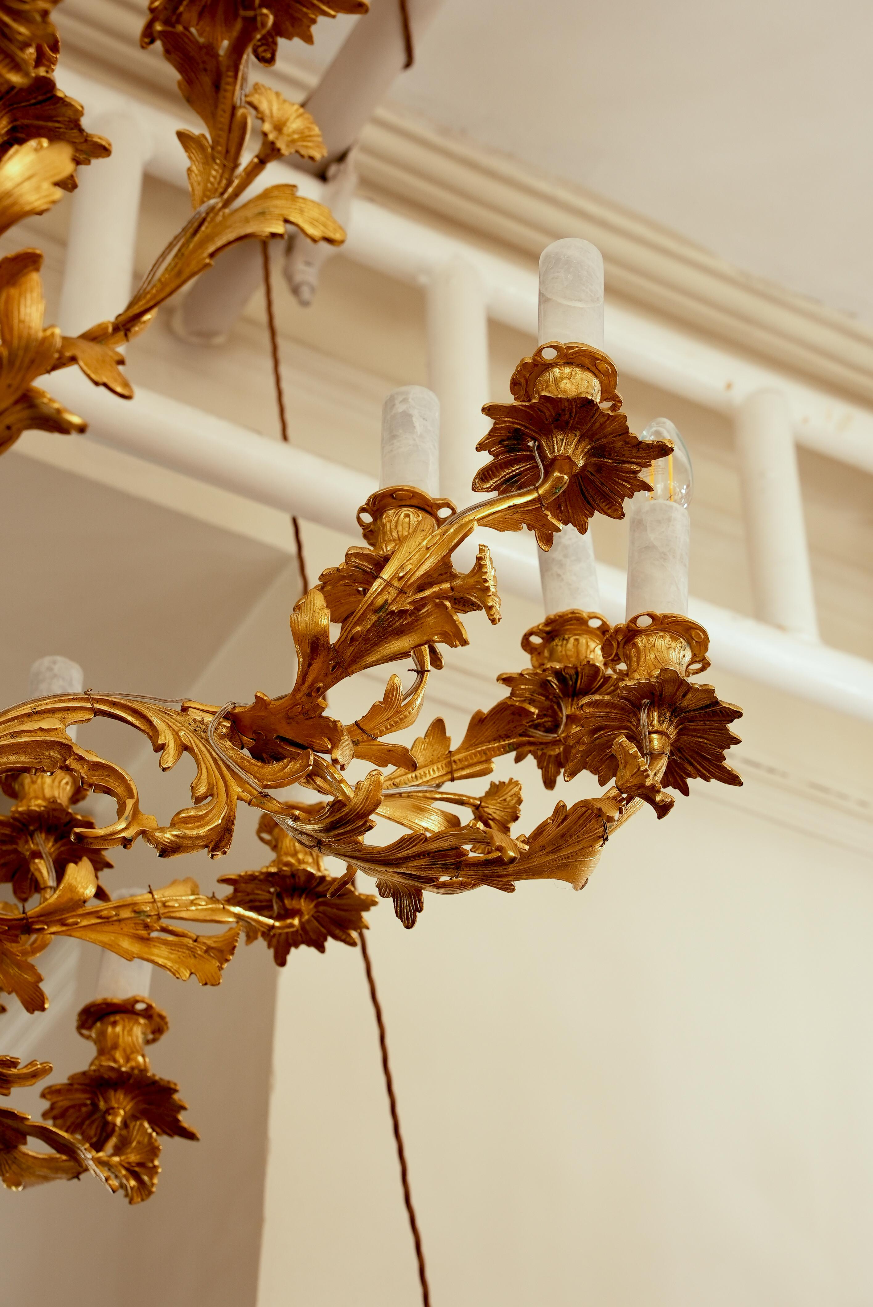 XIX secolo Magnifico lampadario in bronzo dorato French Rococo Con 20 fiamme in vendita