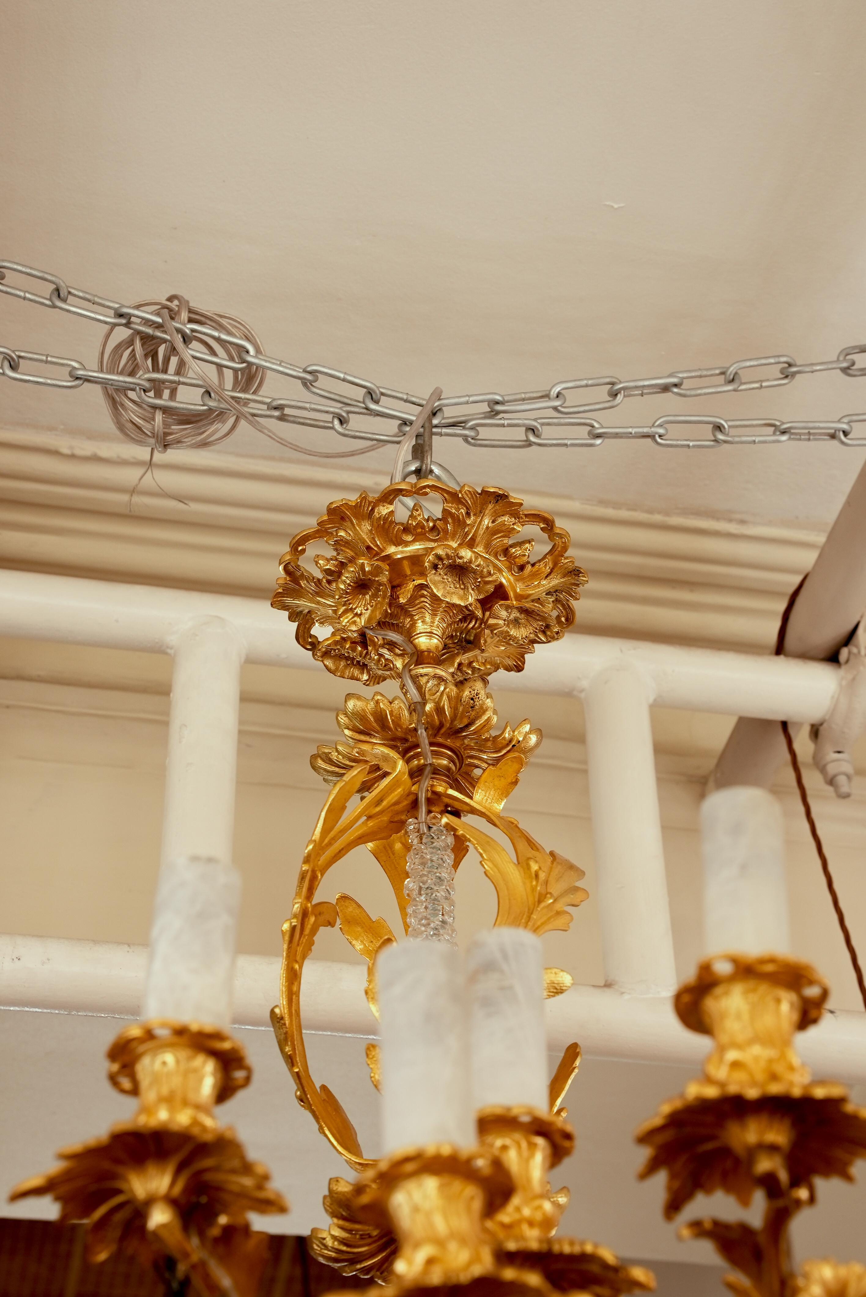 Bronzo Magnifico lampadario in bronzo dorato French Rococo Con 20 fiamme in vendita