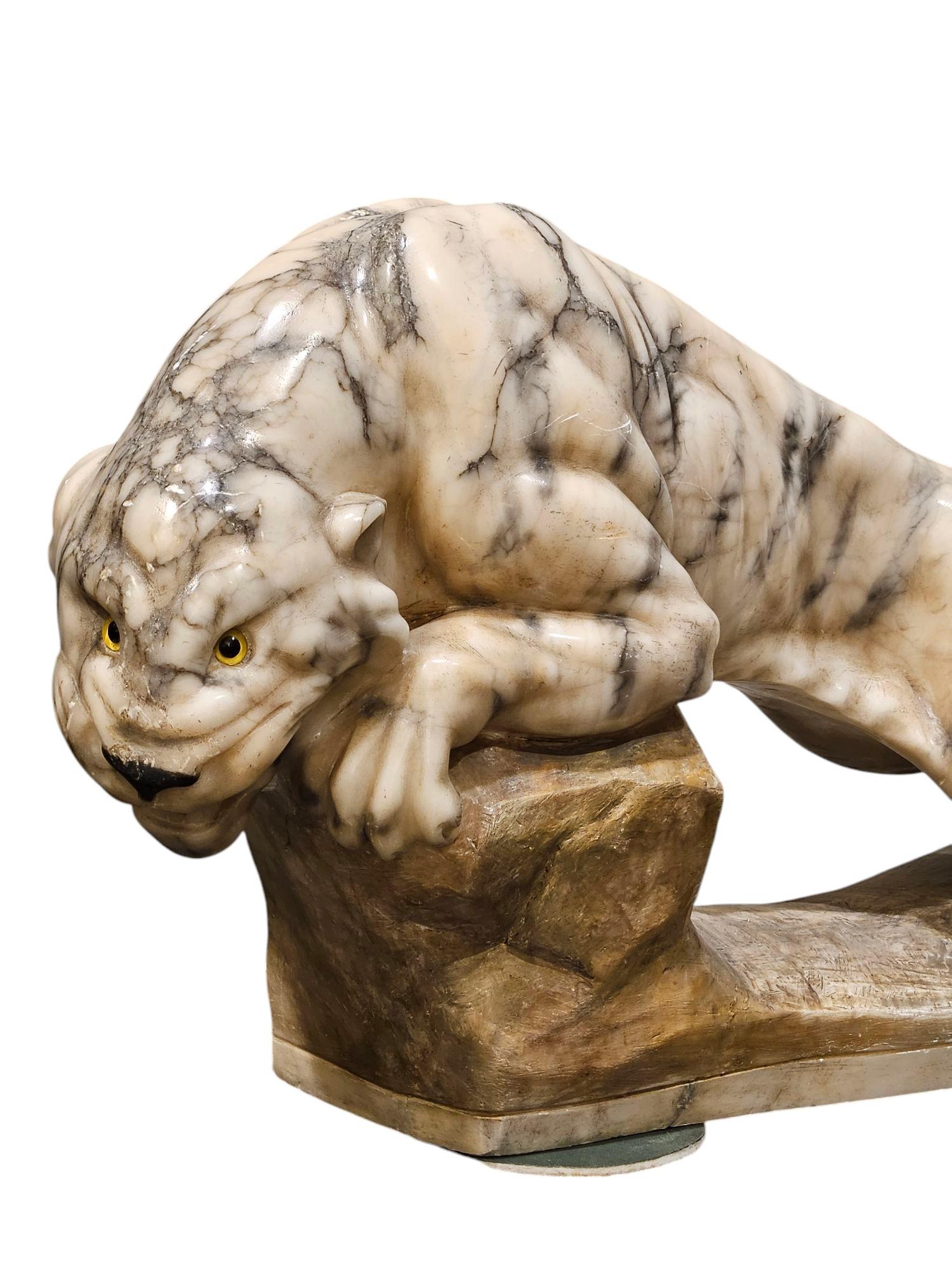 Britannico Magnifica scultura in alabastro di una tigre del 1920 in vendita