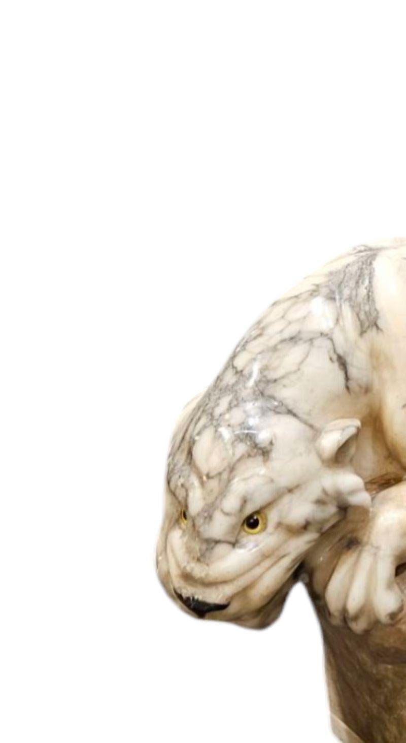 Intagliato Magnifica scultura in alabastro di una tigre del 1920 in vendita