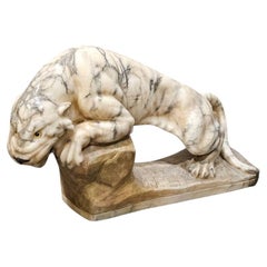 Magnífica escultura de alabastro de un tigre de la década de 1920