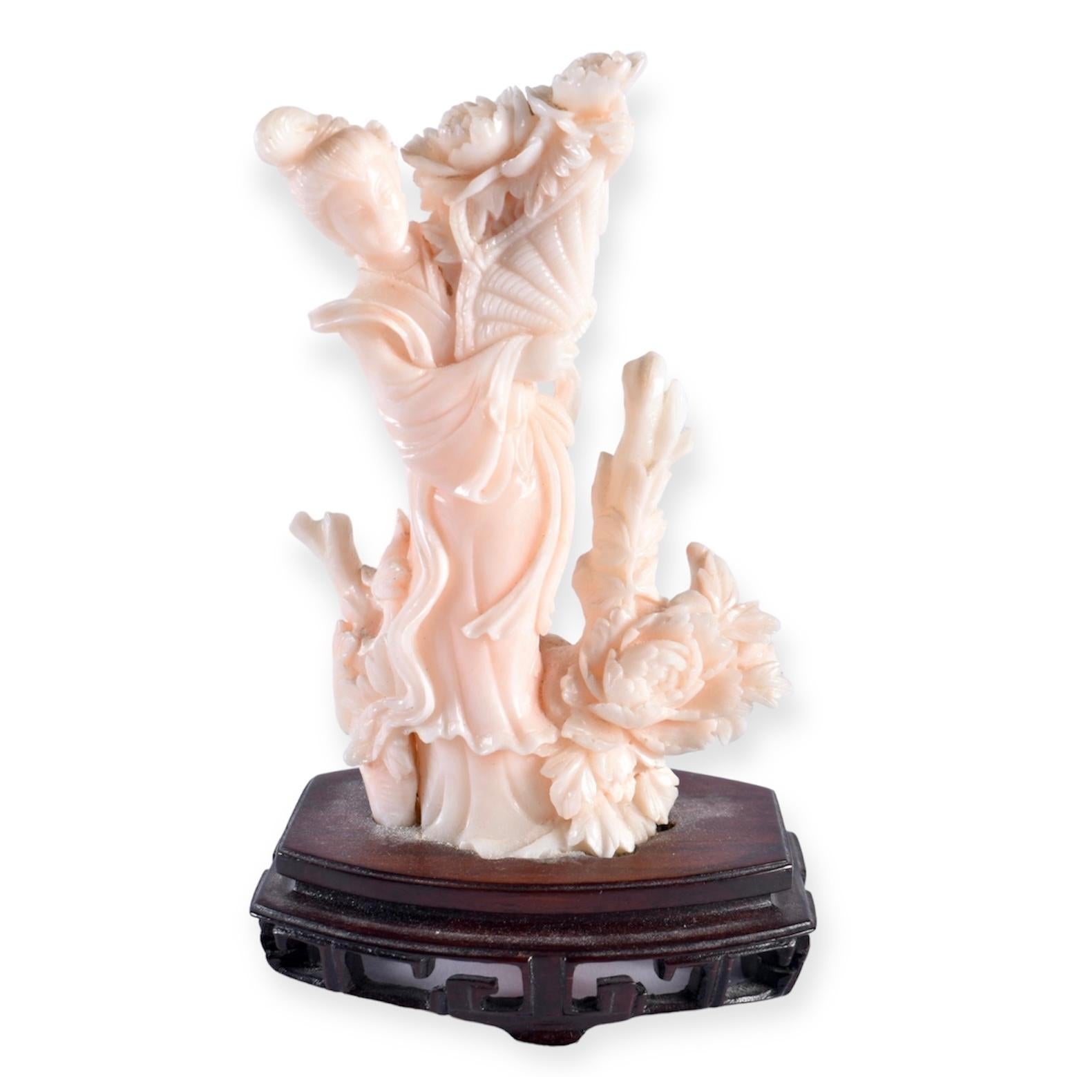 A MAGNIFICENT CHINESE CARVED CORAL FIGURE OF A BEAUTY. Late Qing Dynasty  In Good Condition For Sale In London, GB