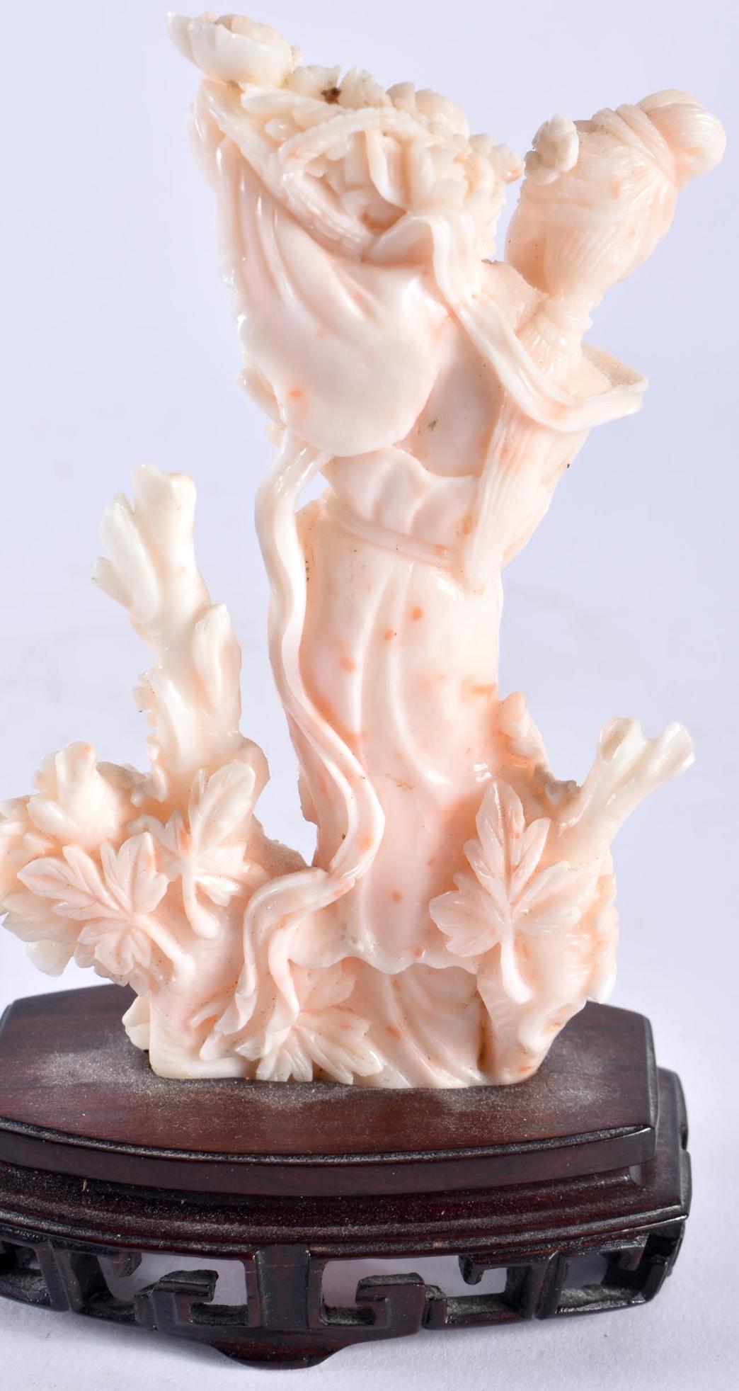 A MAGNIFICENT CHINESE CARVED CORAL FIGURE OF A BEAUTY. Late Qing Dynasty 2