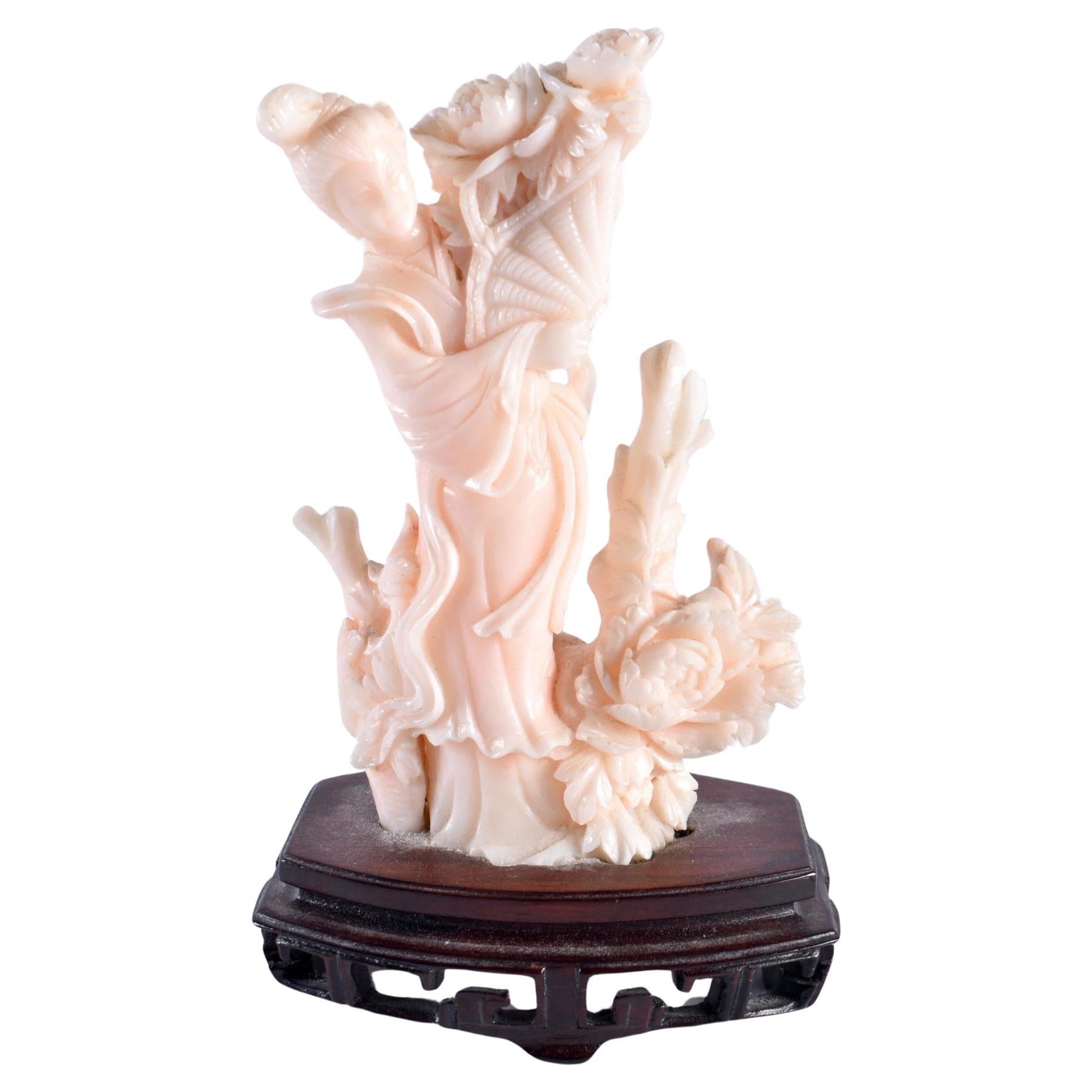 A MAGNIFICENT CHINESE CARVED CORAL FIGURE OF A BEAUTY. Late Qing Dynasty 
