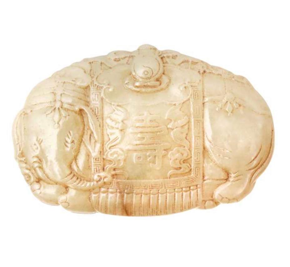 

A CHINESE CELADON JADE 'ELEPHANT' BOX AND COVER


19th Century


青玉雕象紋蓋盒


Carved as a caparisoned elephant with head turned to the left, the draped cover bearing a shou character,


7.5cm long, W 4.5 cm


In very good condition commensurate with