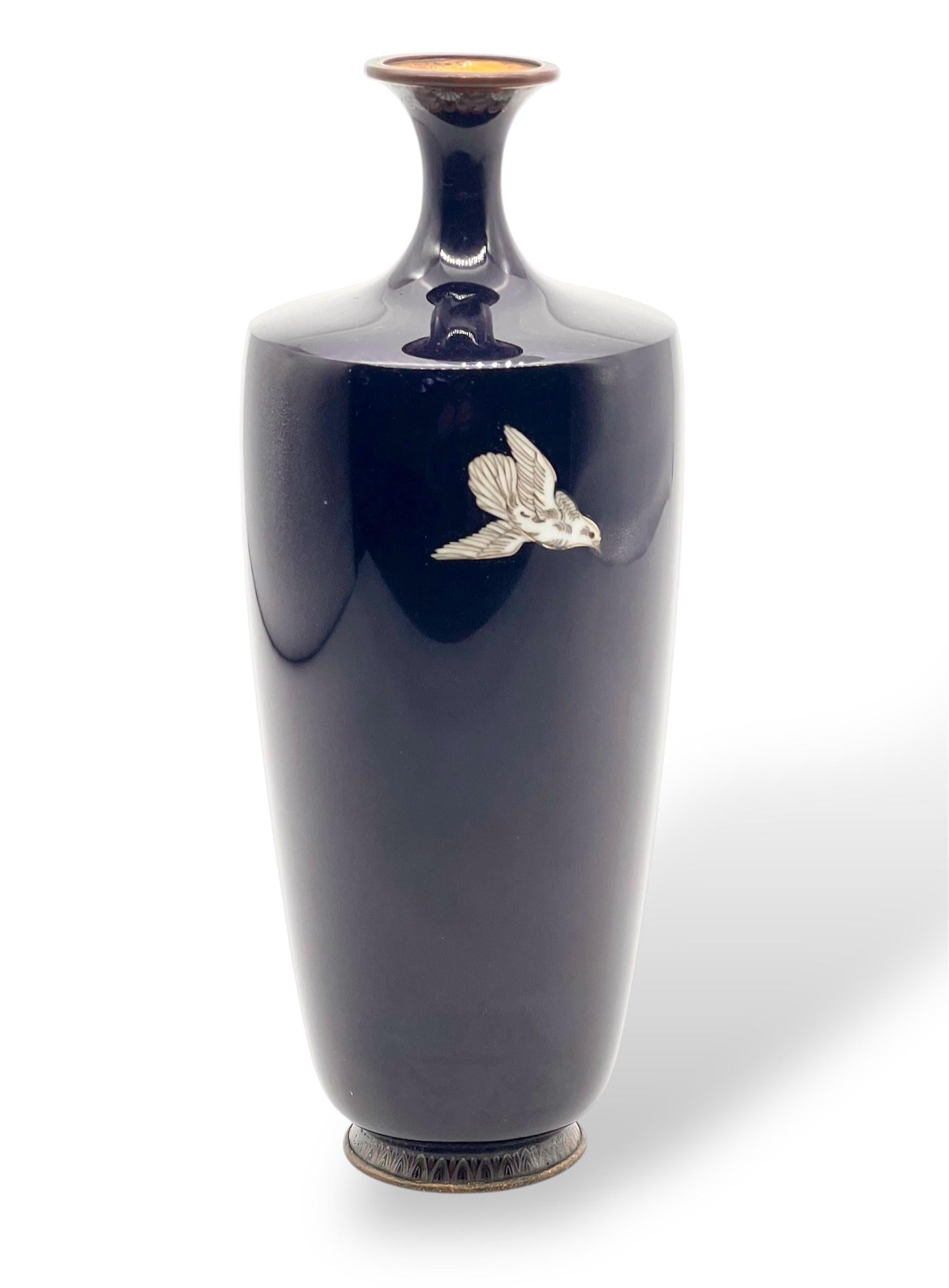 Magnífico jarrón de esmalte cloisonné decorado con palomas. Periodo Meiji en venta 3
