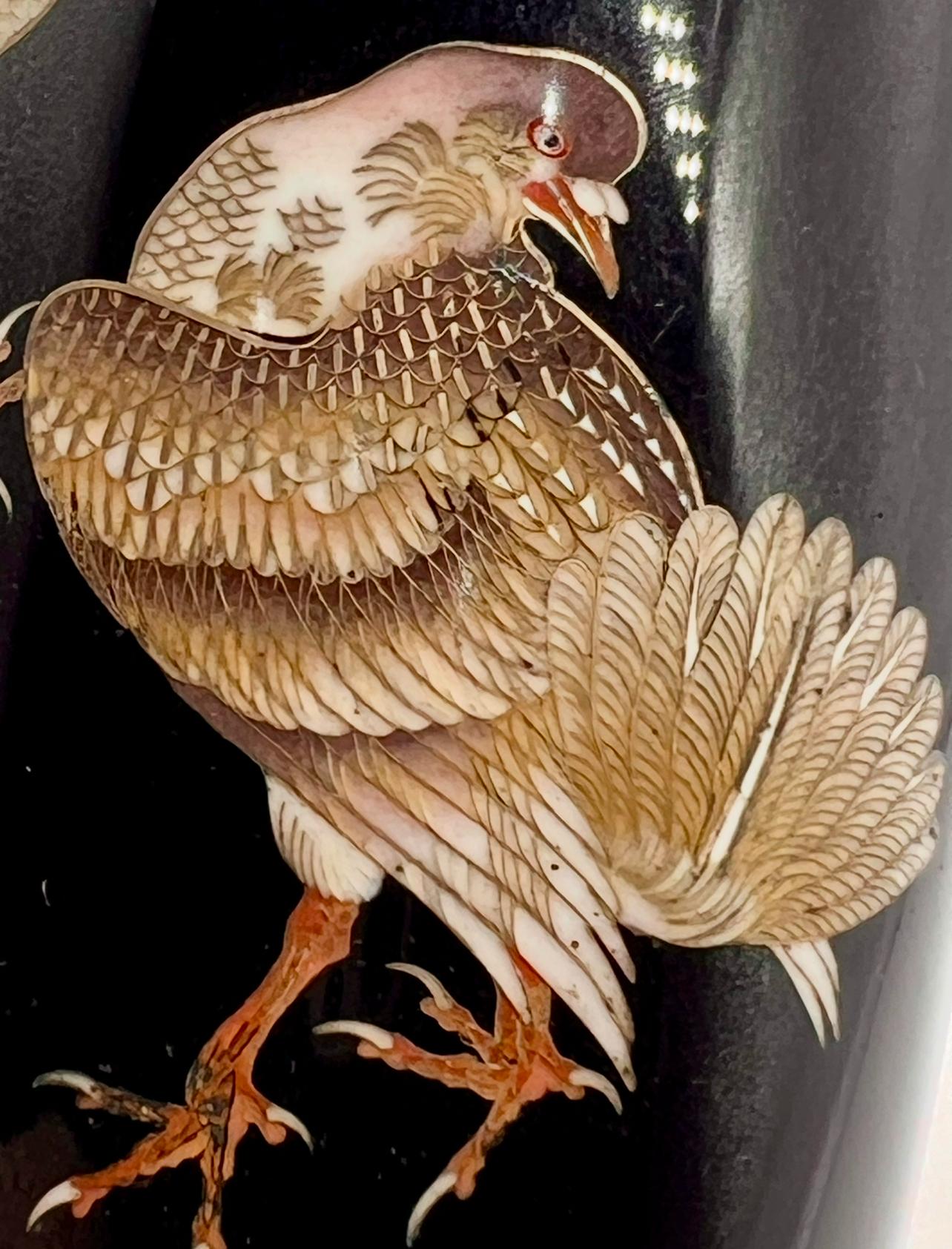 Magnífico jarrón de esmalte cloisonné decorado con palomas. Periodo Meiji en venta 4
