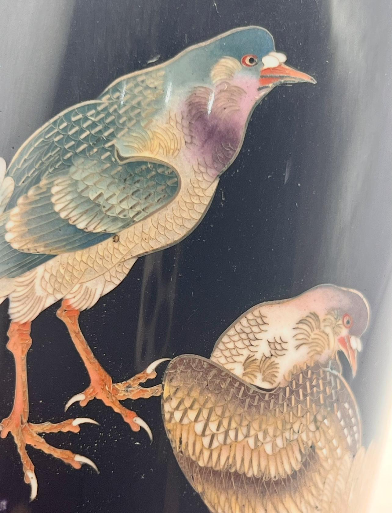 Magnífico jarrón de esmalte cloisonné decorado con palomas. Periodo Meiji en venta 5