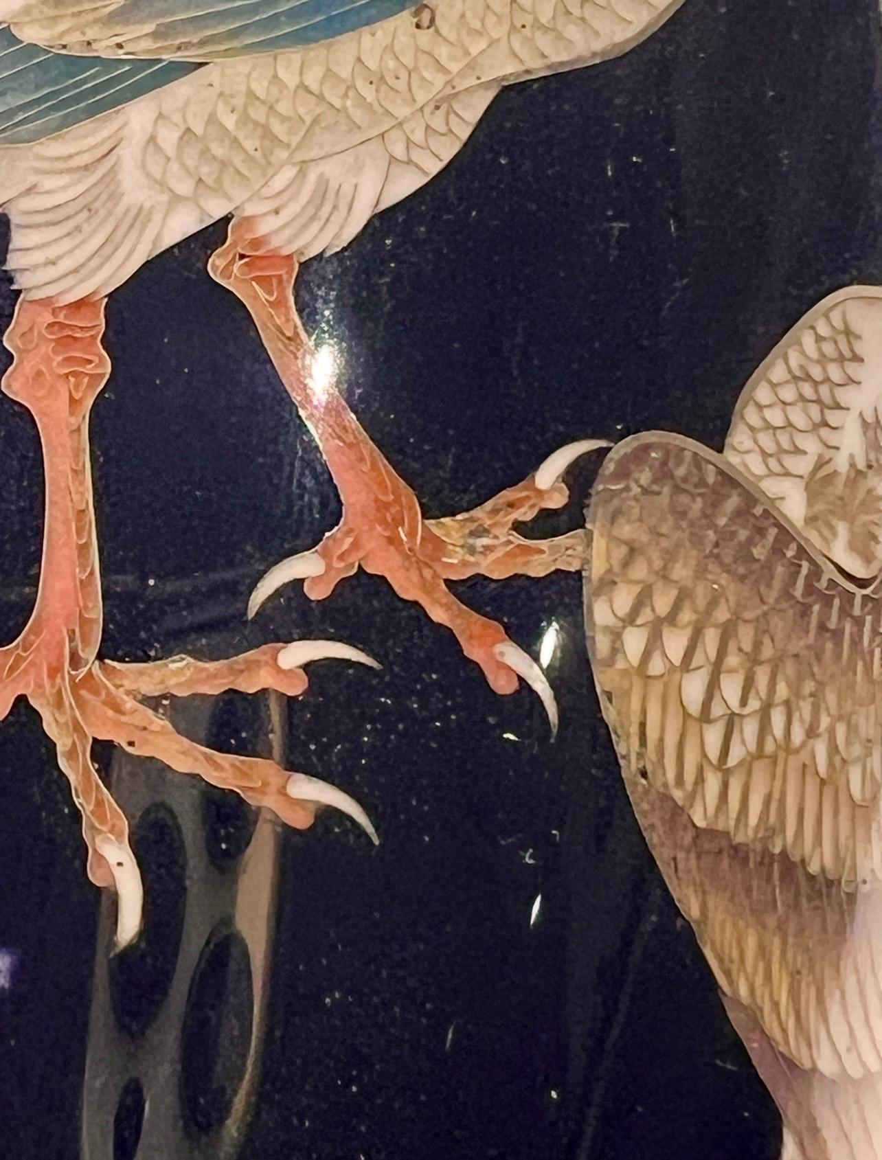 Magnífico jarrón de esmalte cloisonné decorado con palomas. Periodo Meiji en venta 6