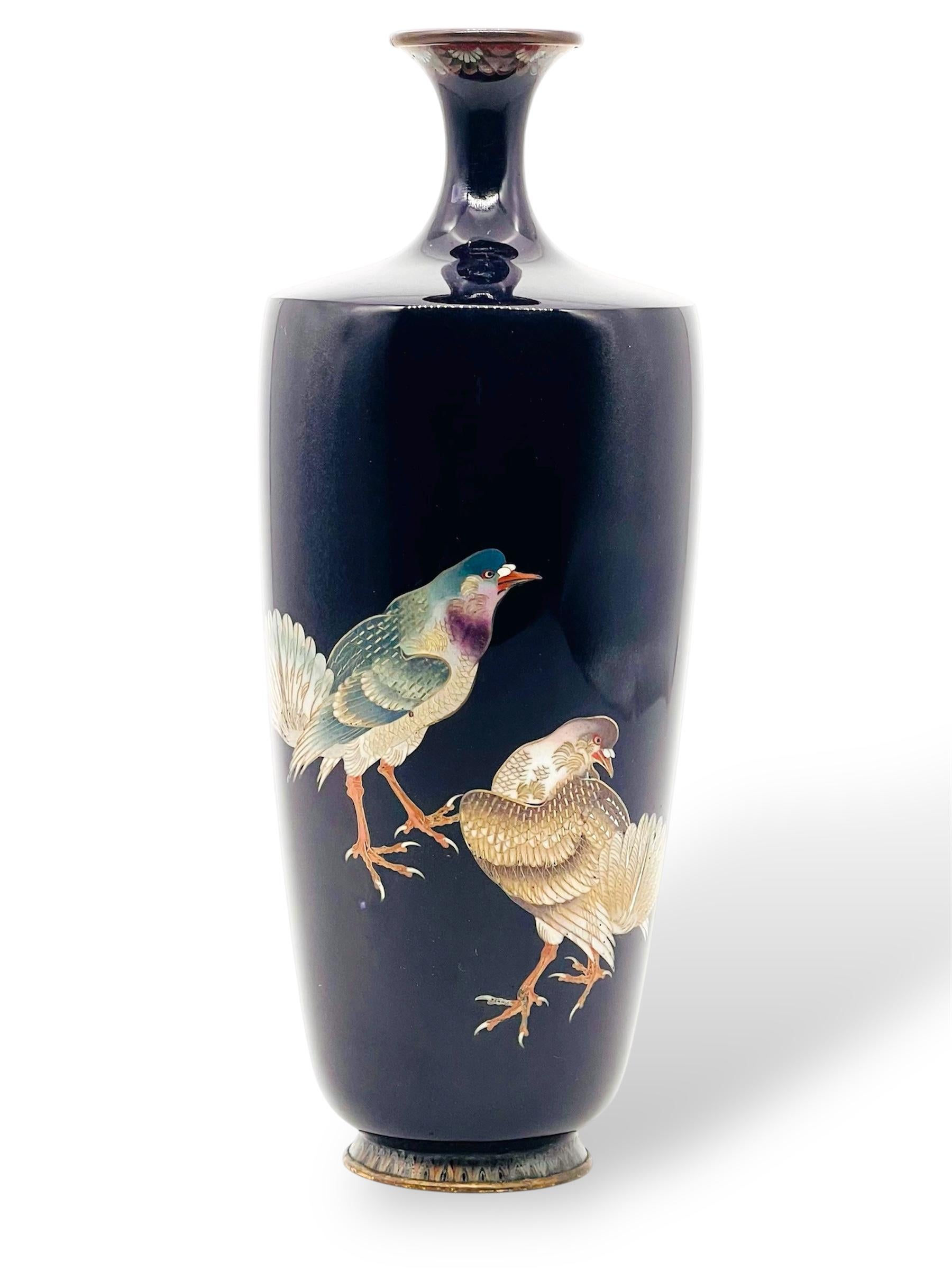 Magnífico jarrón de esmalte cloisonné decorado con palomas. Periodo Meiji en venta 11