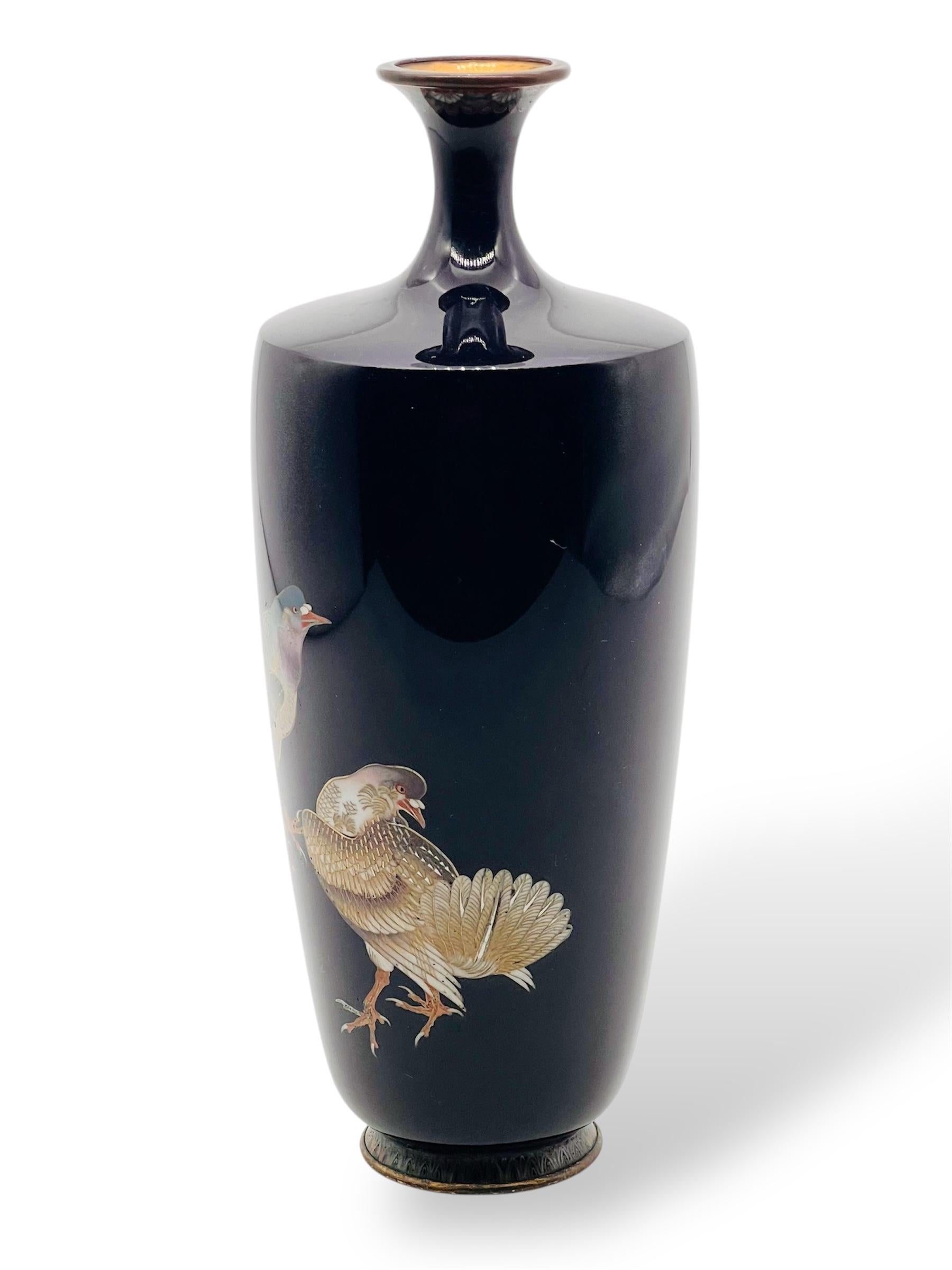 Magnífico jarrón de esmalte cloisonné decorado con palomas. Periodo Meiji en venta 12